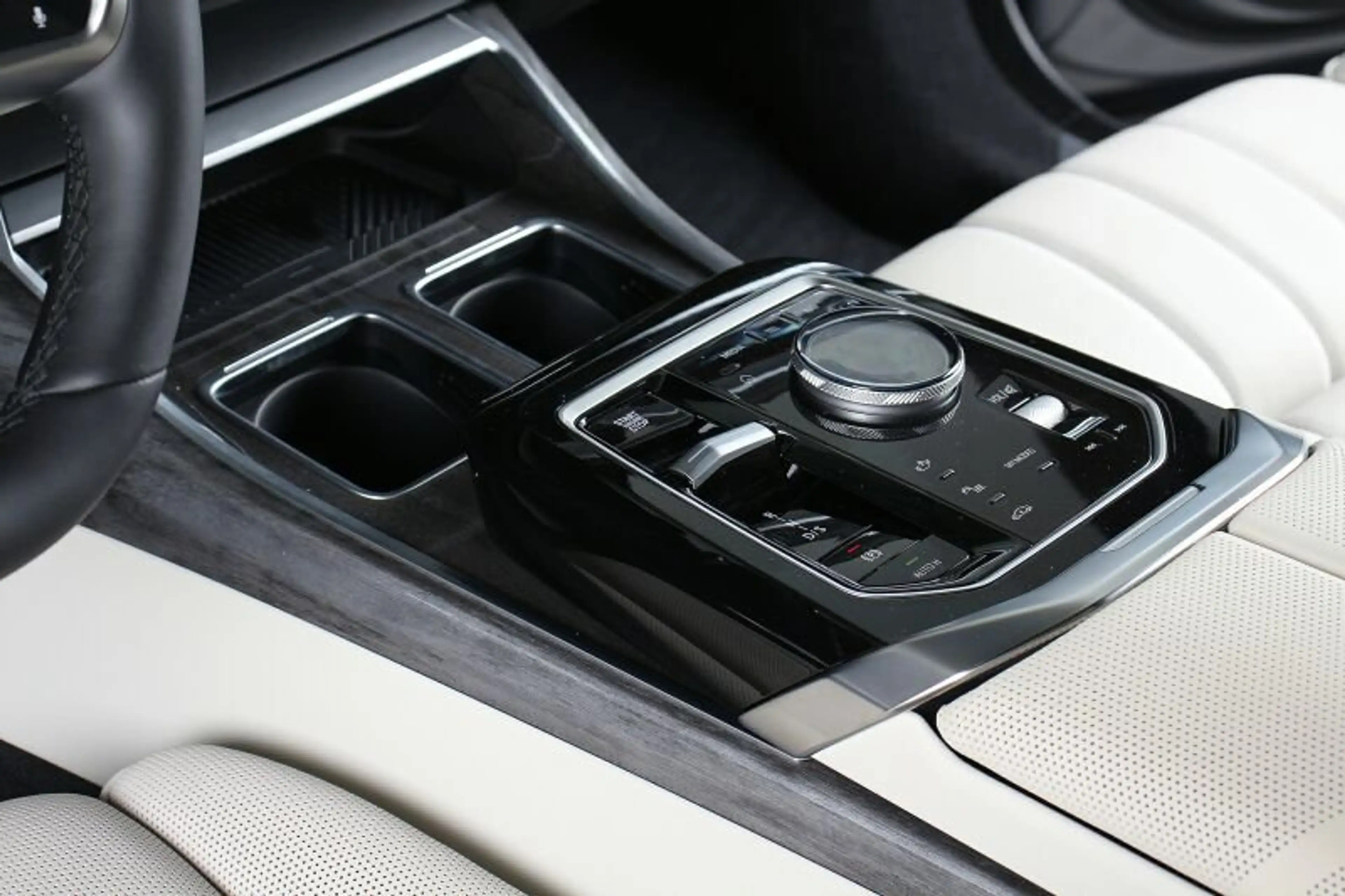 BMW 750 e xDr. M Sport NP 185090.- Fond Entertain — photo 9
