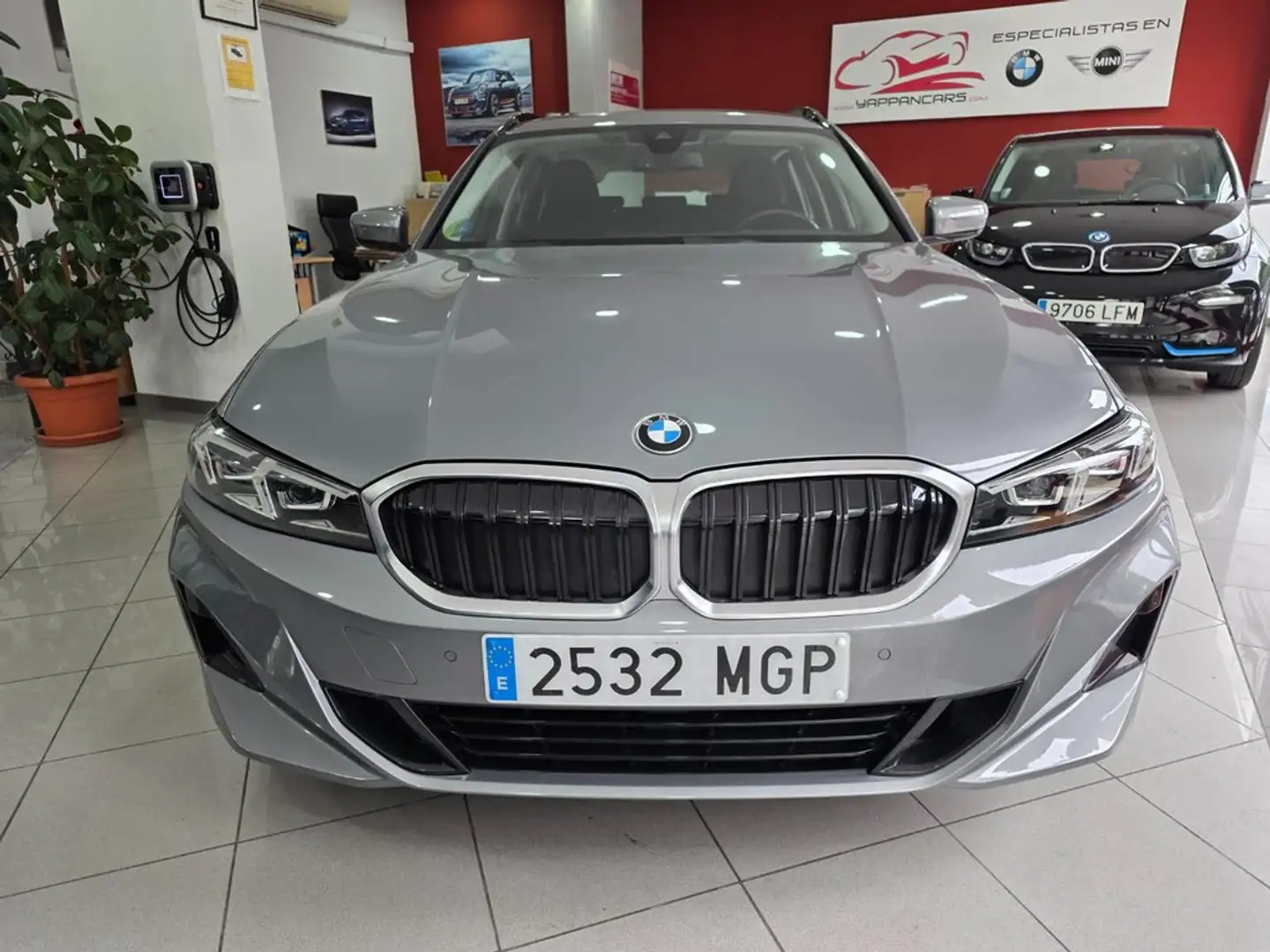 BMW 318 318d Auto.Touring Gris - 2