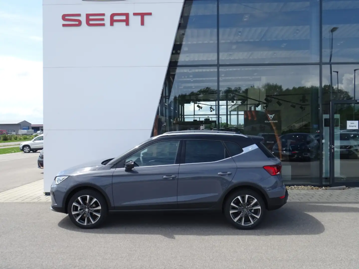 SEAT Arona Arona 1.5 TSI FR Anniversary Edition DSG 150PS AHK Zwart - 1