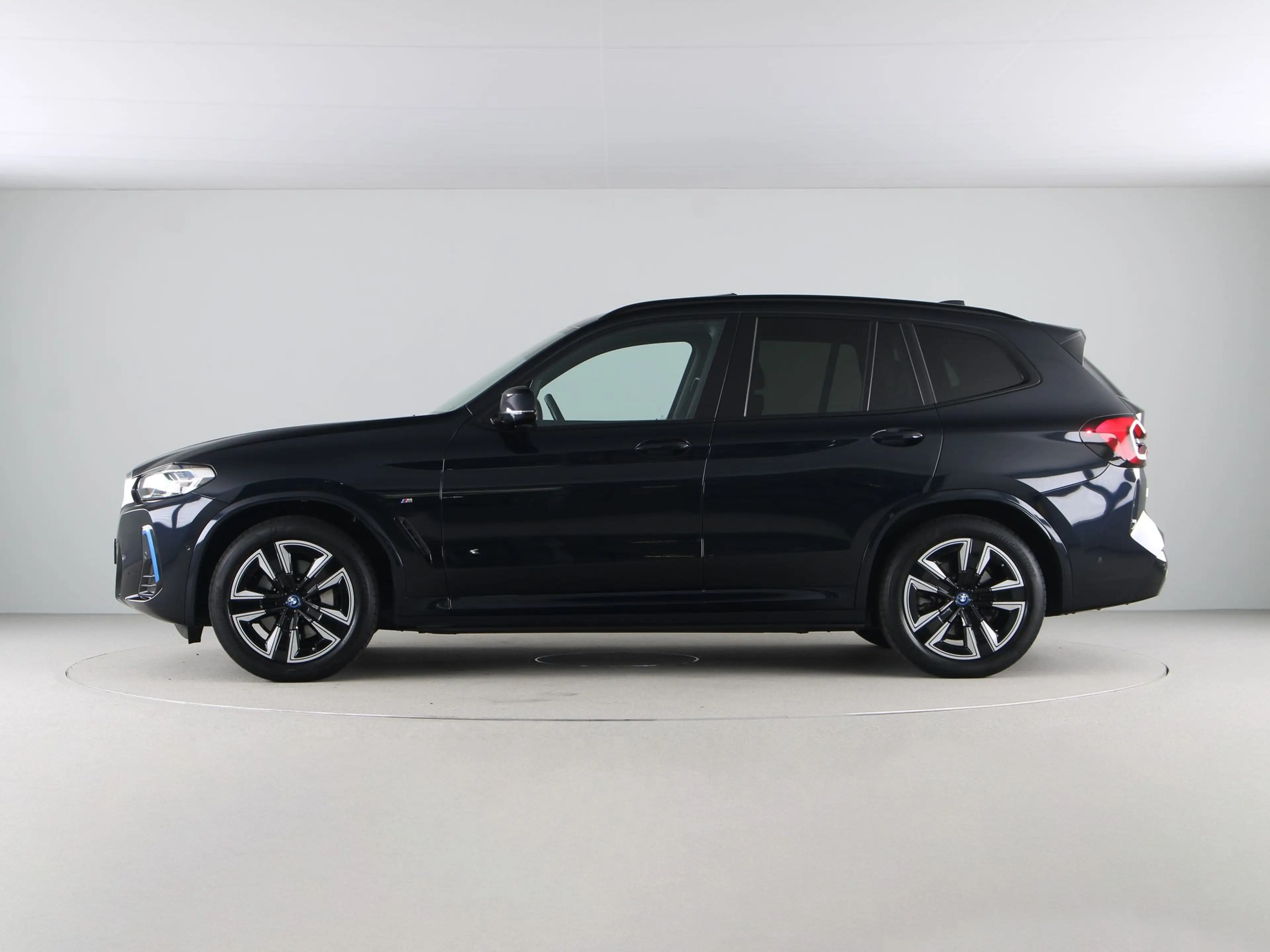 BMW iX3 Executive M-Sport — photo 12