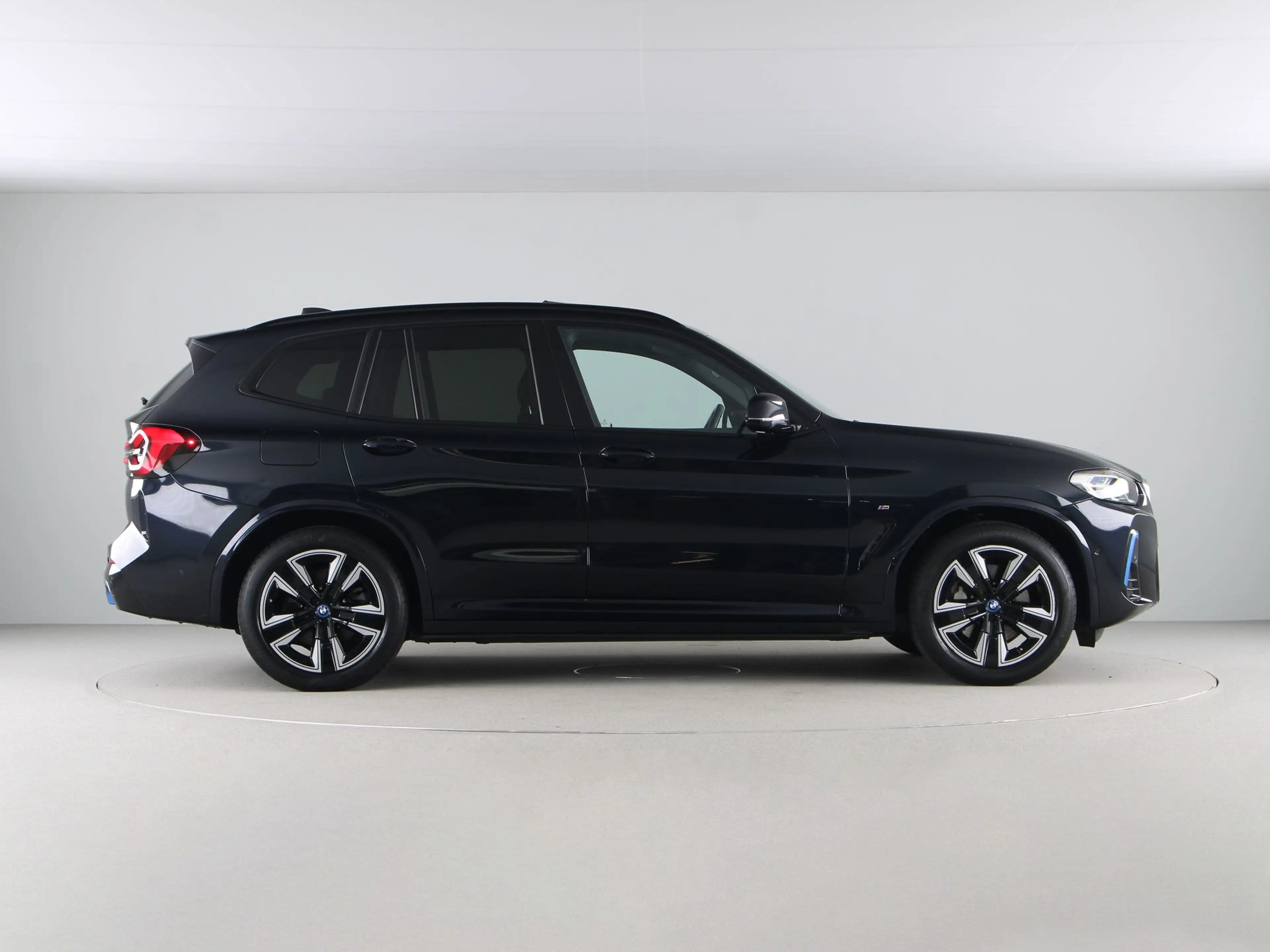 BMW iX3 Executive M-Sport — photo 8
