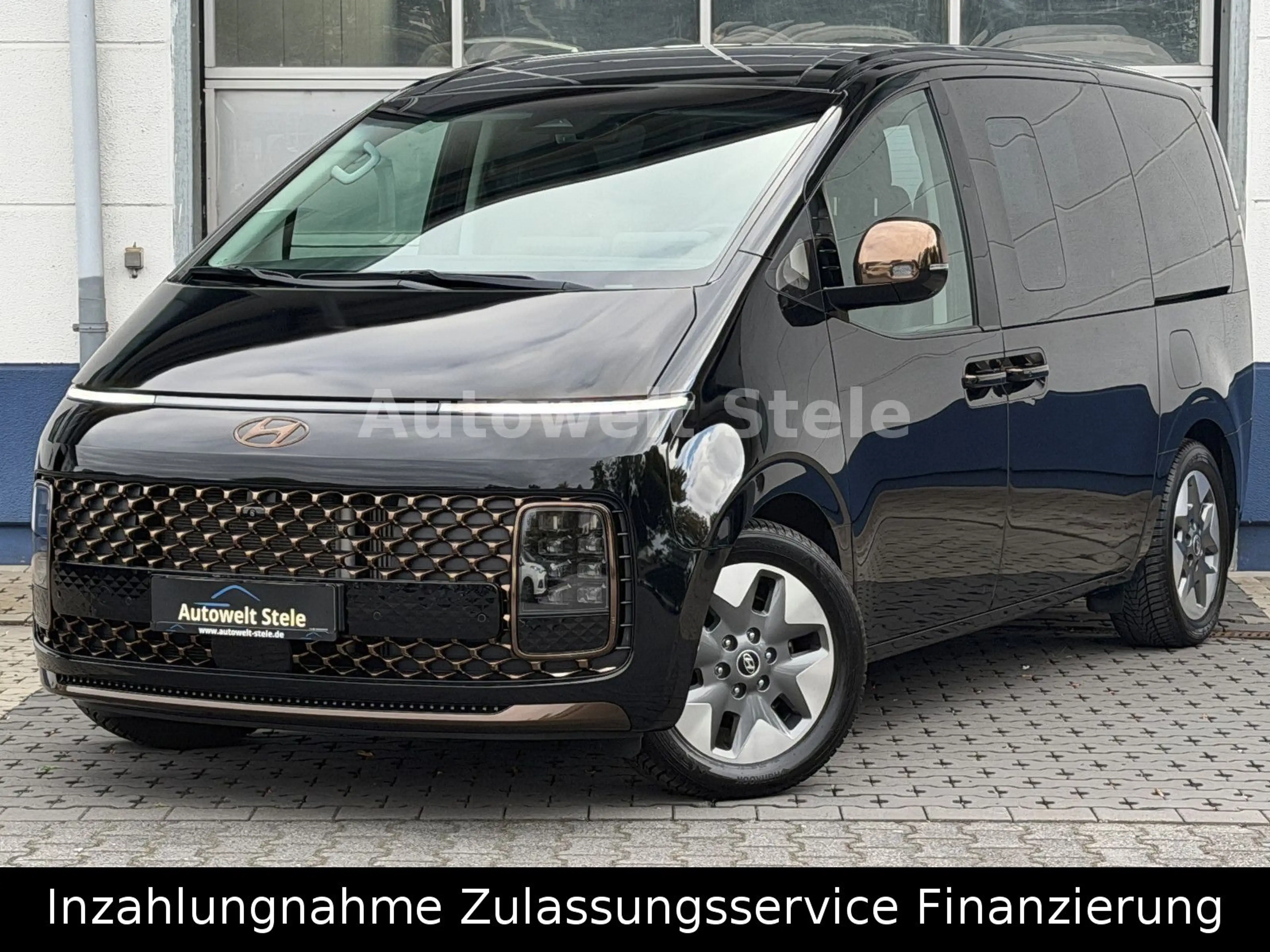 Hyundai STARIA Signature 4WD Navi AHK Leder Pano Voll