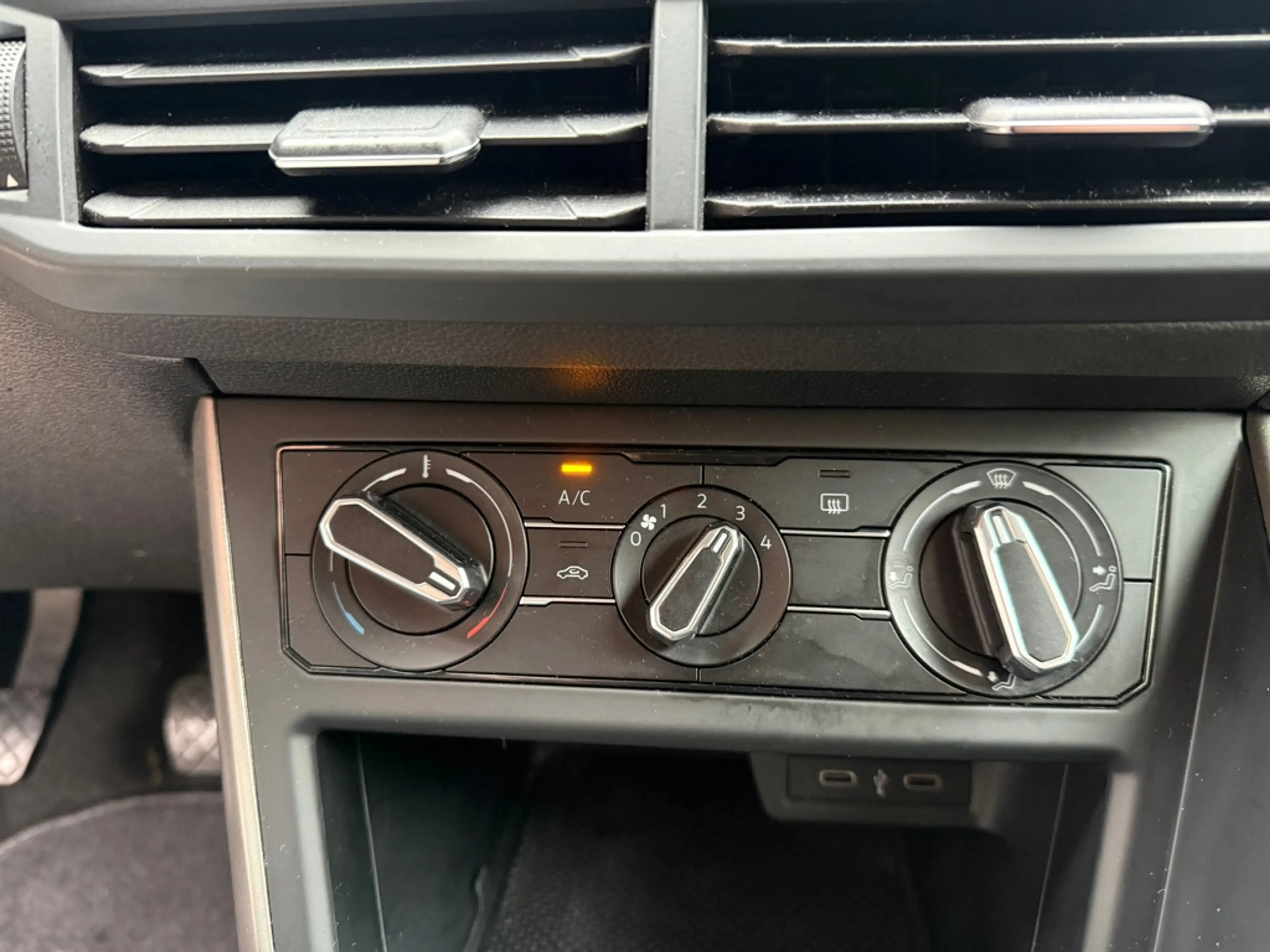 Volkswagen Polo 1.0 TSI R-Line Edition — photo 13