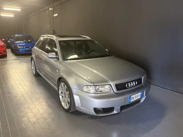 Audi RS4 Avant 2.7 V6 bi-turbo 381cv