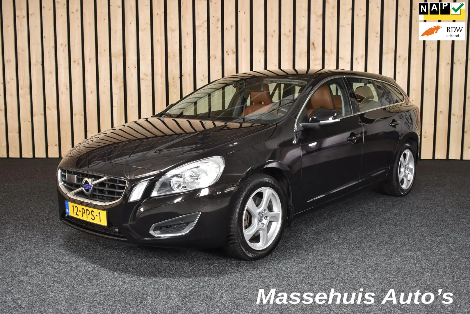 Volvo V60 1.6 T4 Momentum 161dkm Trekhaak Leer Automaat 180p Zwart - 1
