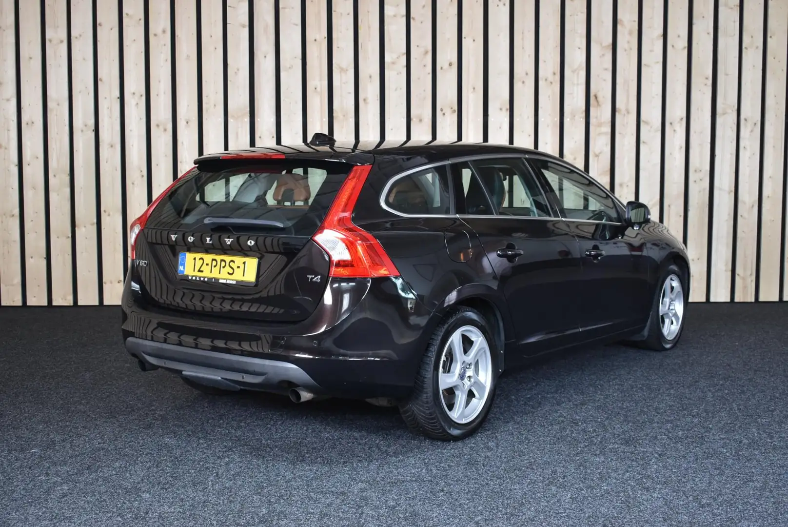 Volvo V60 1.6 T4 Momentum 161dkm Trekhaak Leer Automaat 180p Zwart - 2