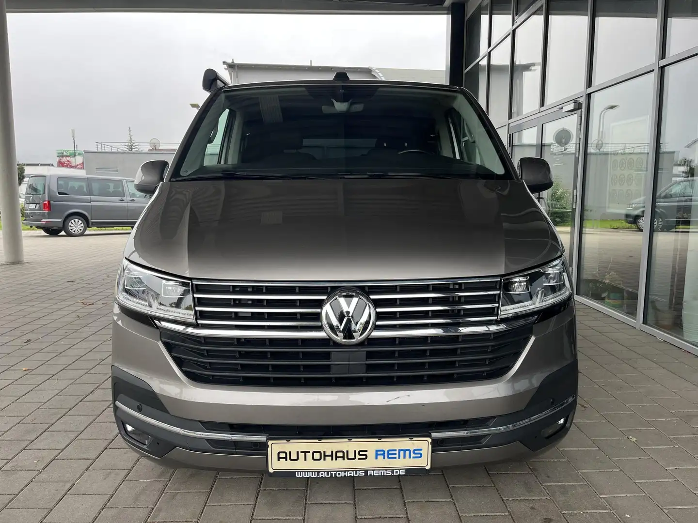Volkswagen T6.1 Multivan T6.1 Multivan Generation Six Klimaaut, Einparkh, Beige - 2
