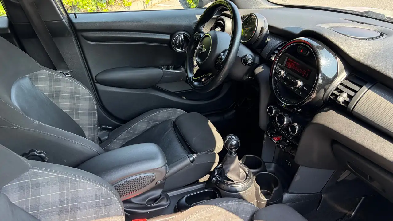 MINI Cooper Citadine 5 portes — photo 11 sur 22