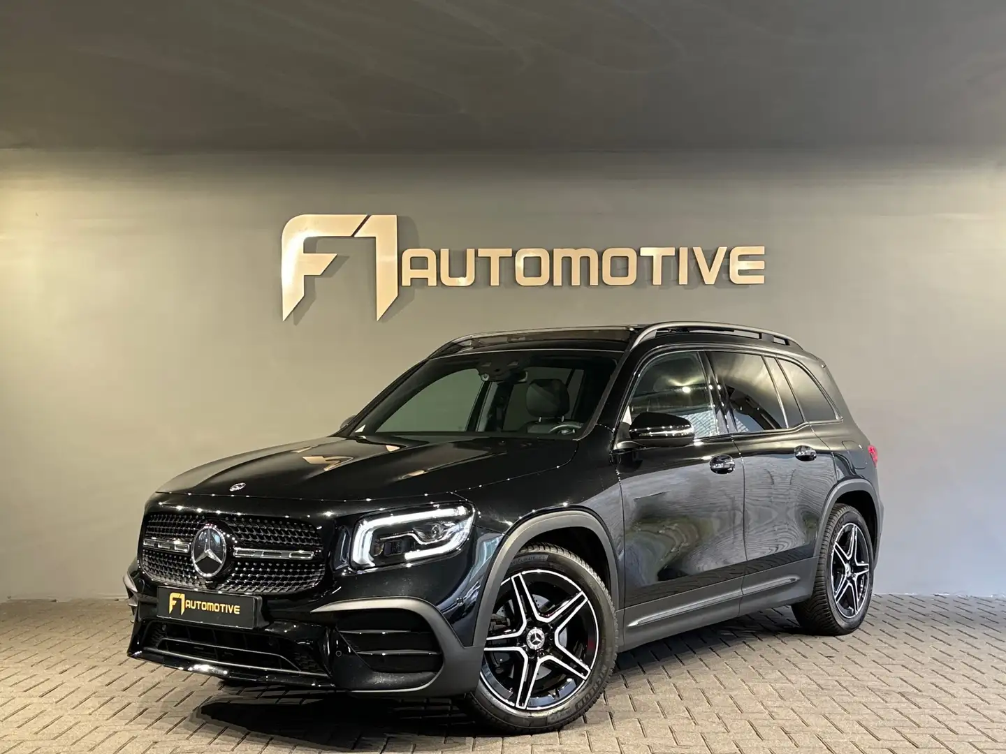 Mercedes-Benz GLB 200 AMG Pano|Memory|Sfeer|Keyless|NL Auto Zwart - 1