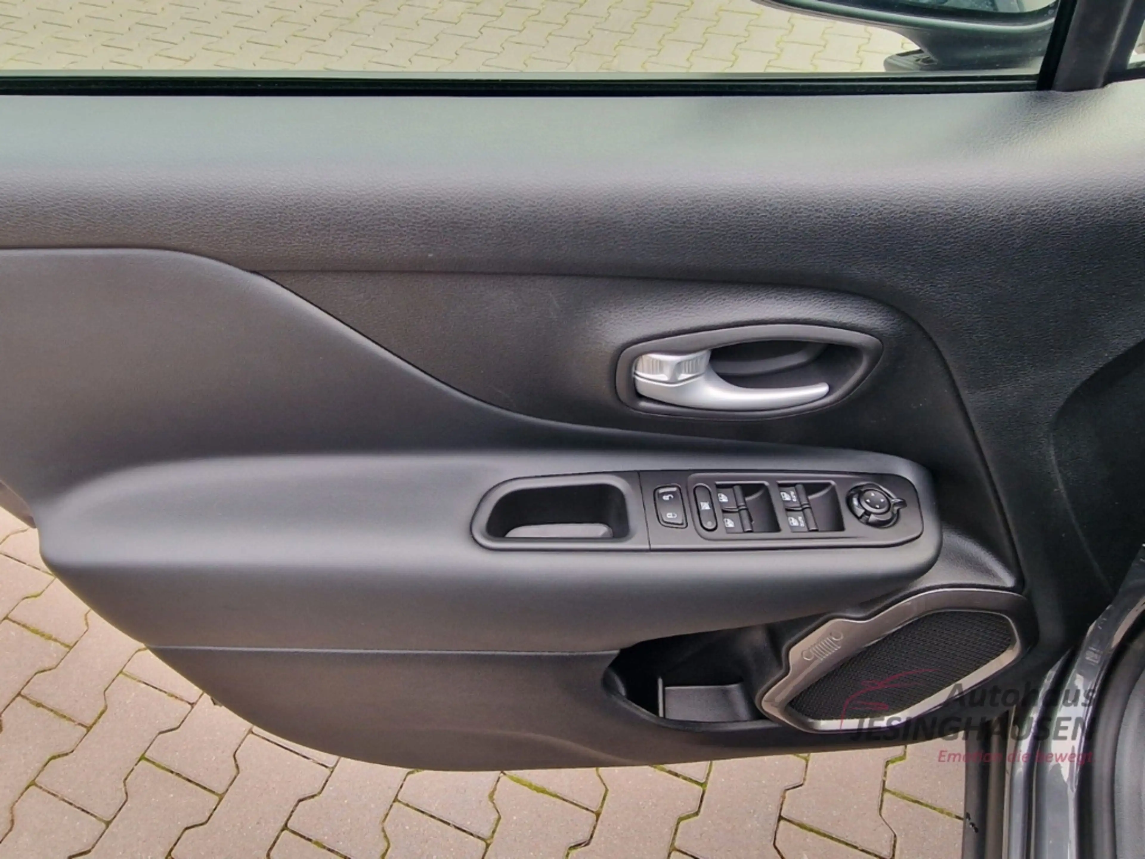 Jeep Renegade Altitude e-Hybrid WinterPaket CarPlay Navi Digital — photo 11