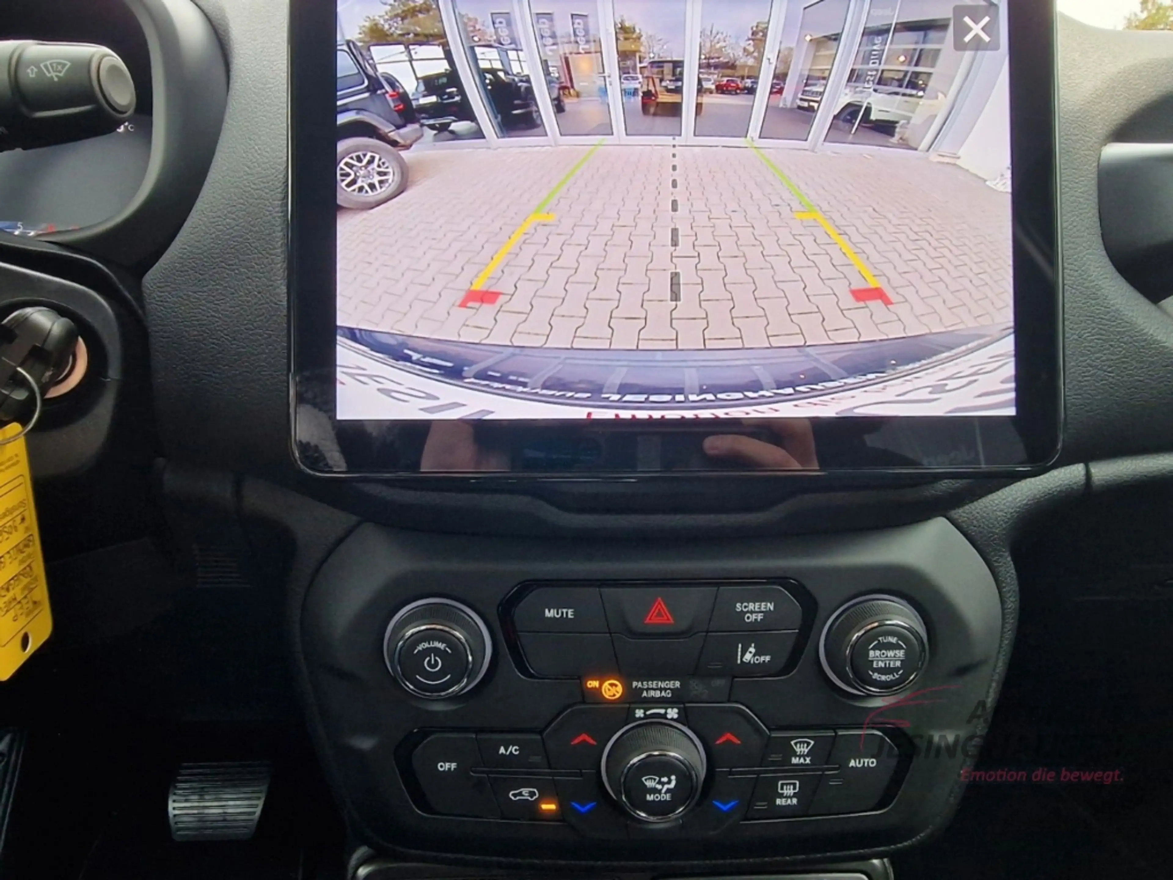 Jeep Renegade Altitude e-Hybrid WinterPaket CarPlay Navi Digital — photo 14