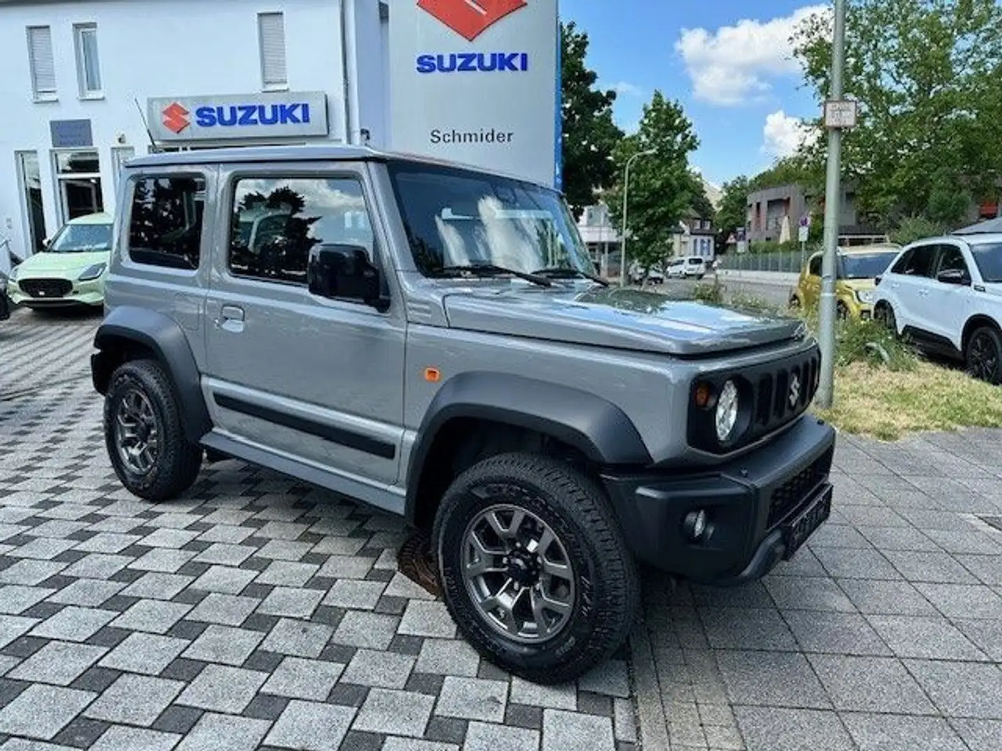 Suzuki Jimny 1.5 Comfort+/4-Sitzer/NAVI/LED/Alu Grau - 1