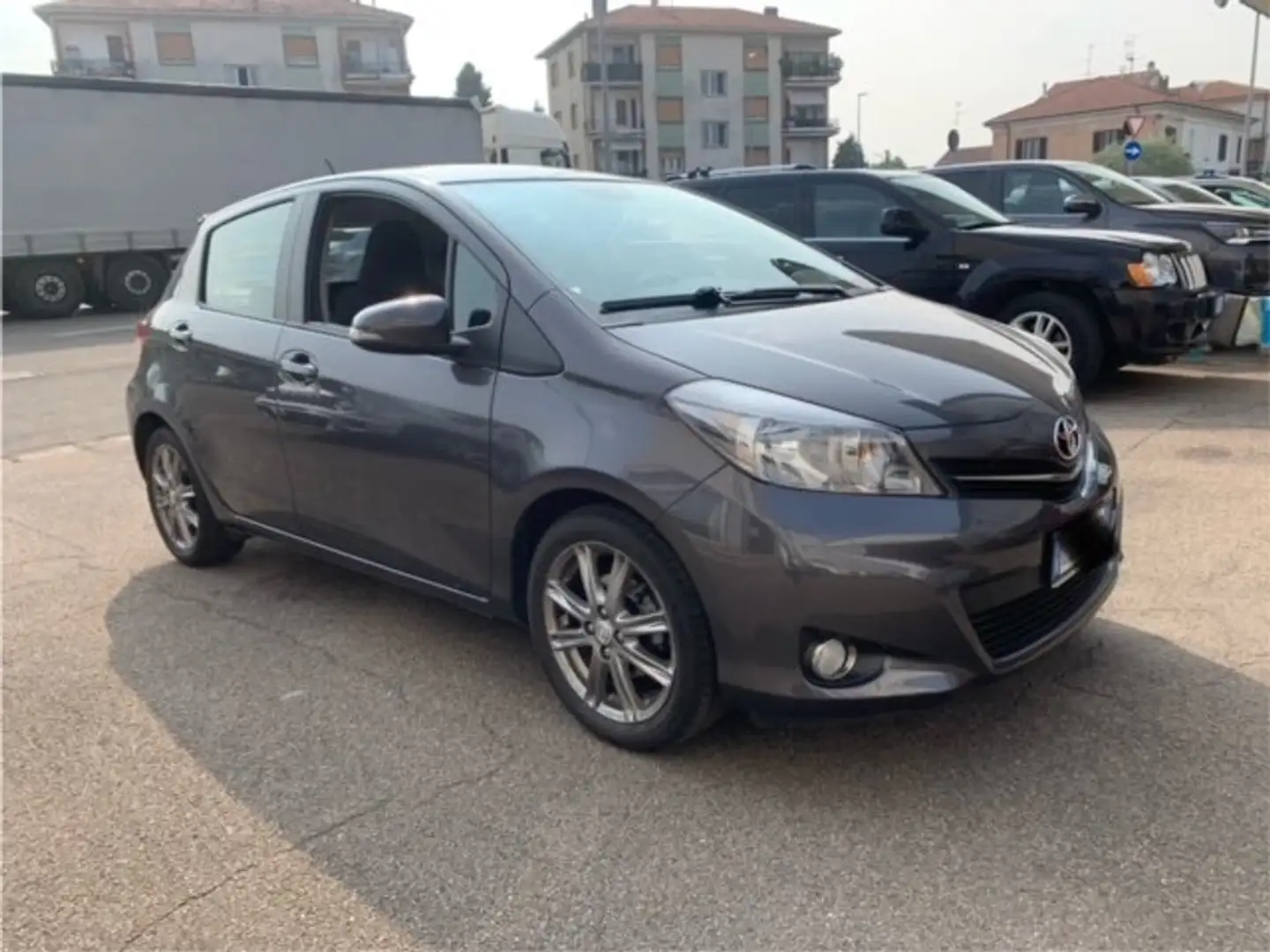 Toyota Yaris Yaris 5p 1.3 Style (s Gris - 2