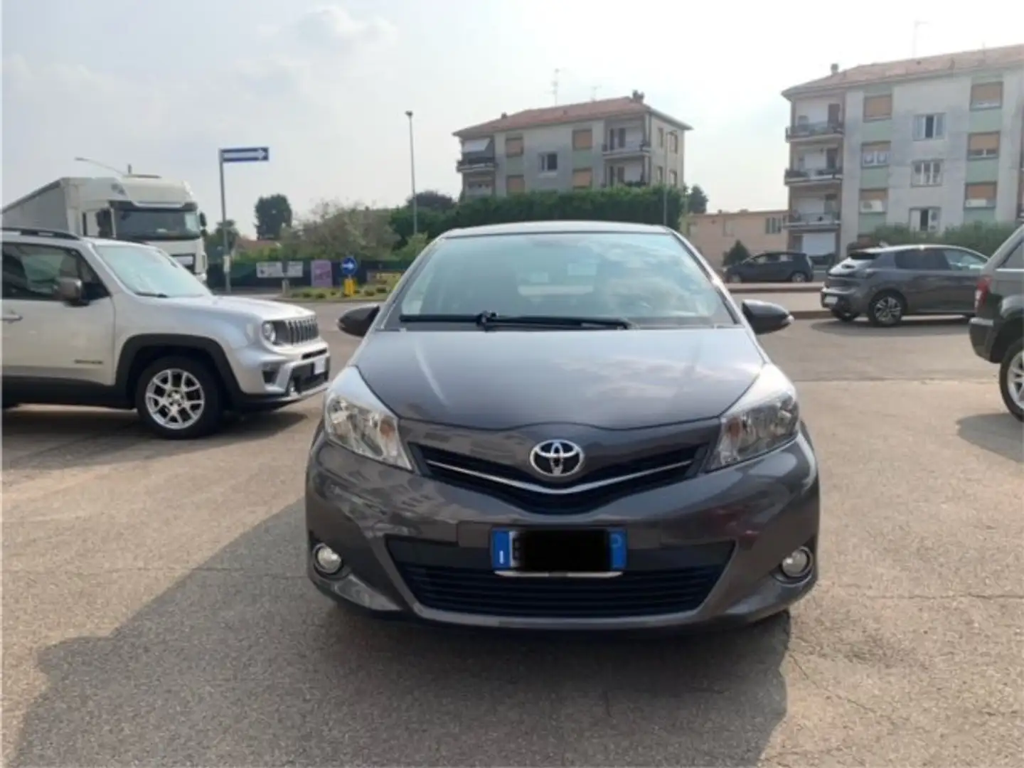 Toyota Yaris Yaris 5p 1.3 Style (s Gris - 1