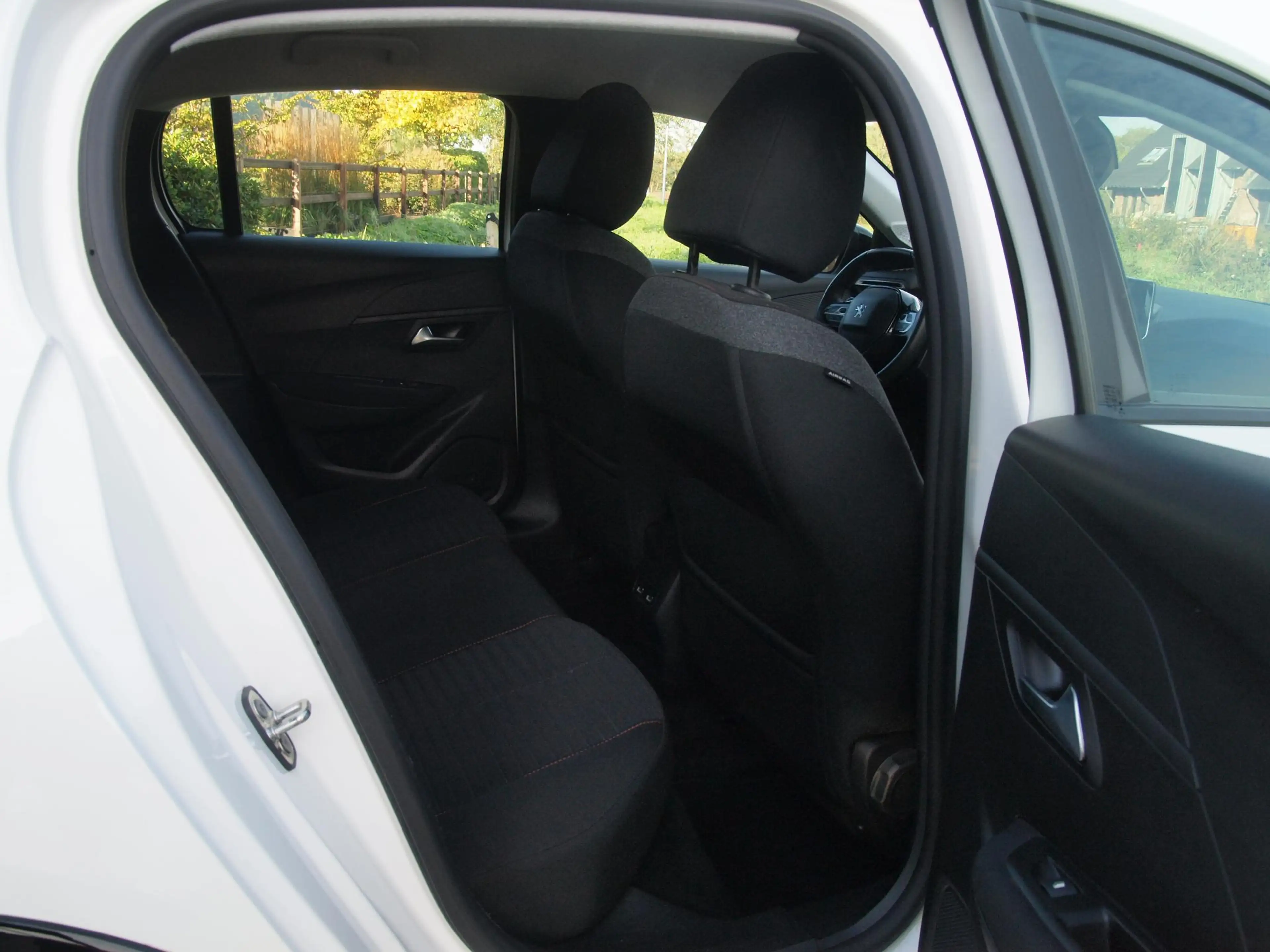 Peugeot e-208 EV Pack 50 kWh | Apple Carplay | Parkeersensoren | — photo 27
