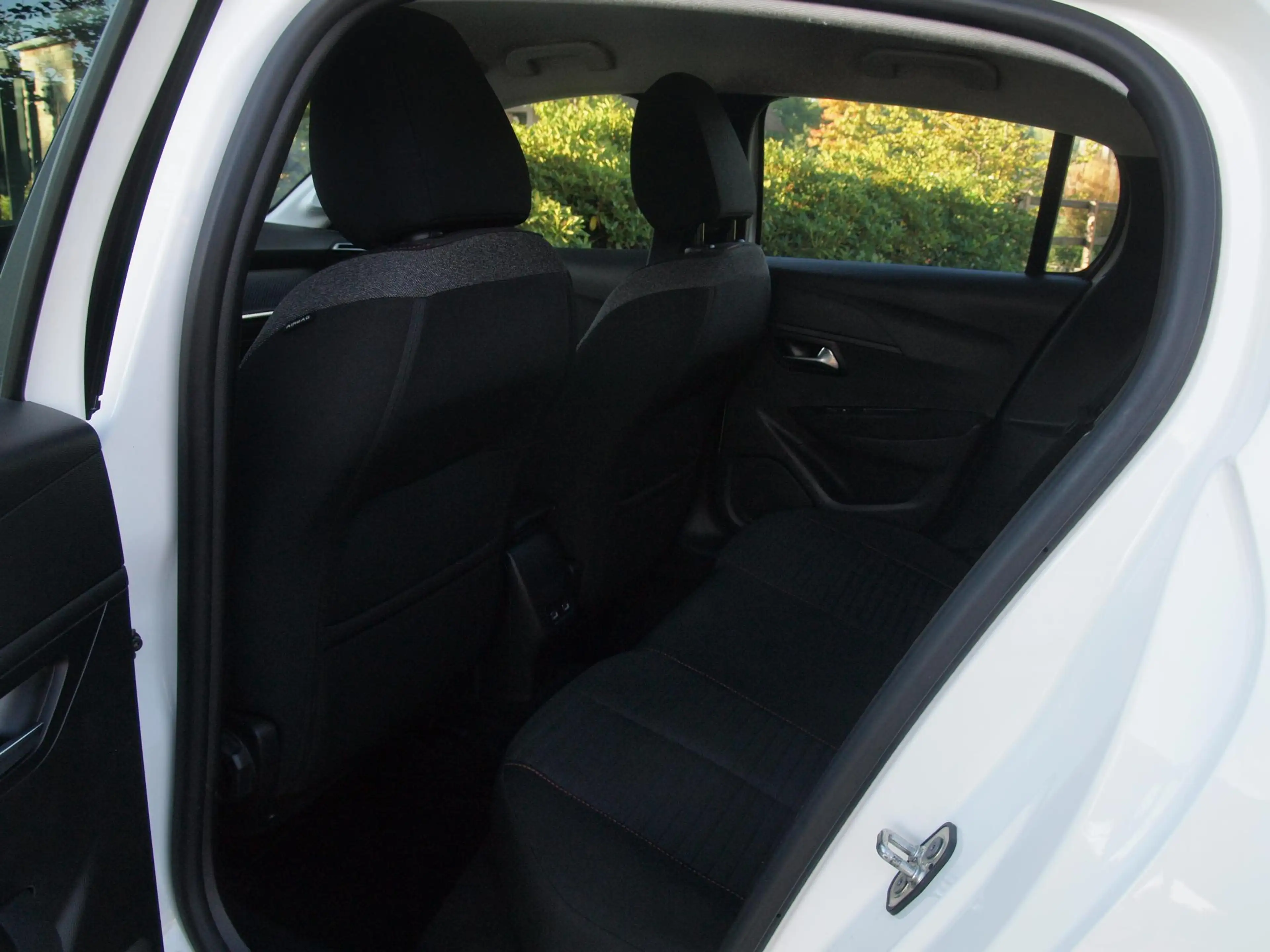 Peugeot e-208 EV Pack 50 kWh | Apple Carplay | Parkeersensoren | — photo 26