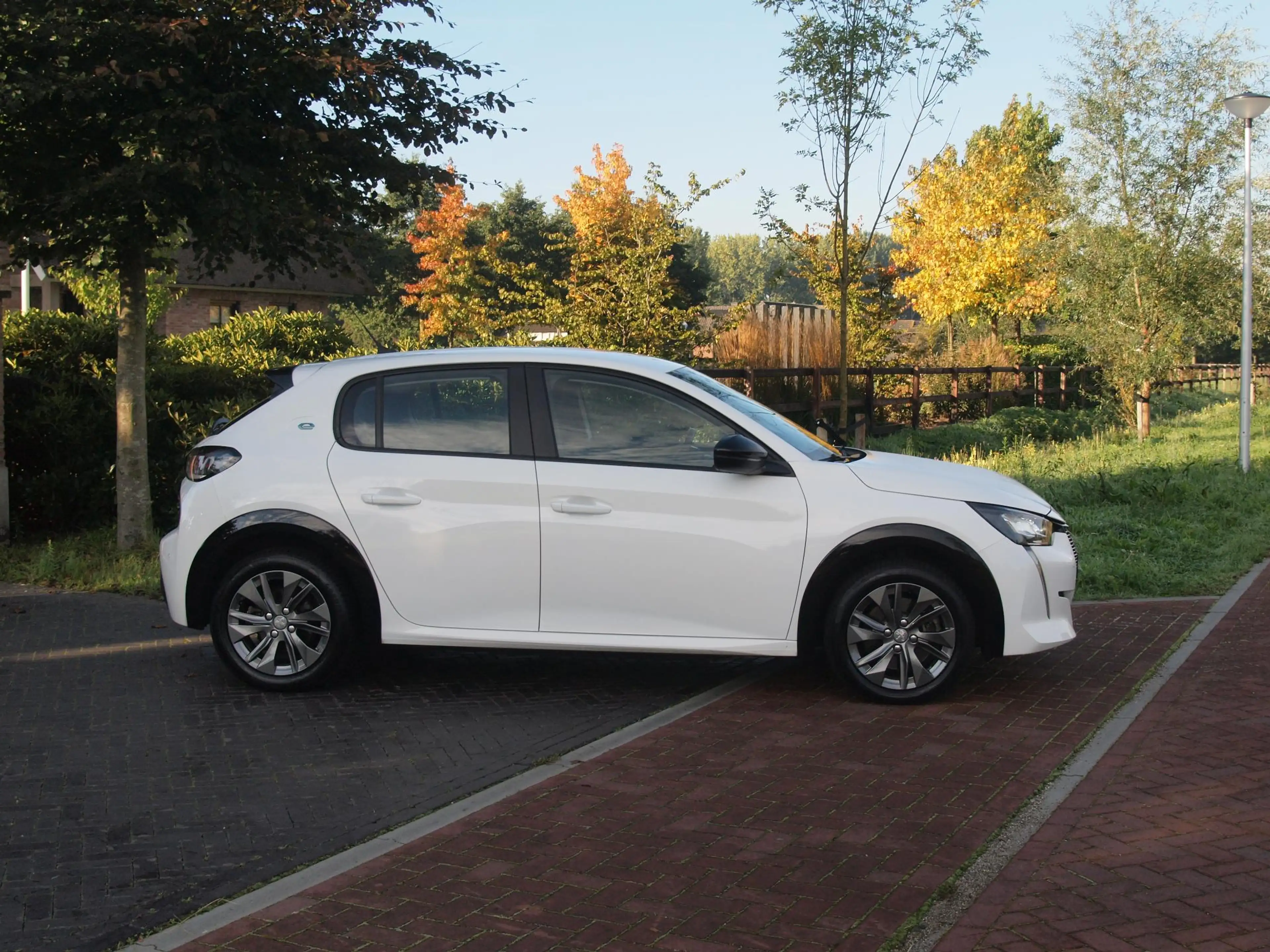 Peugeot e-208 EV Pack 50 kWh | Apple Carplay | Parkeersensoren | — photo 11