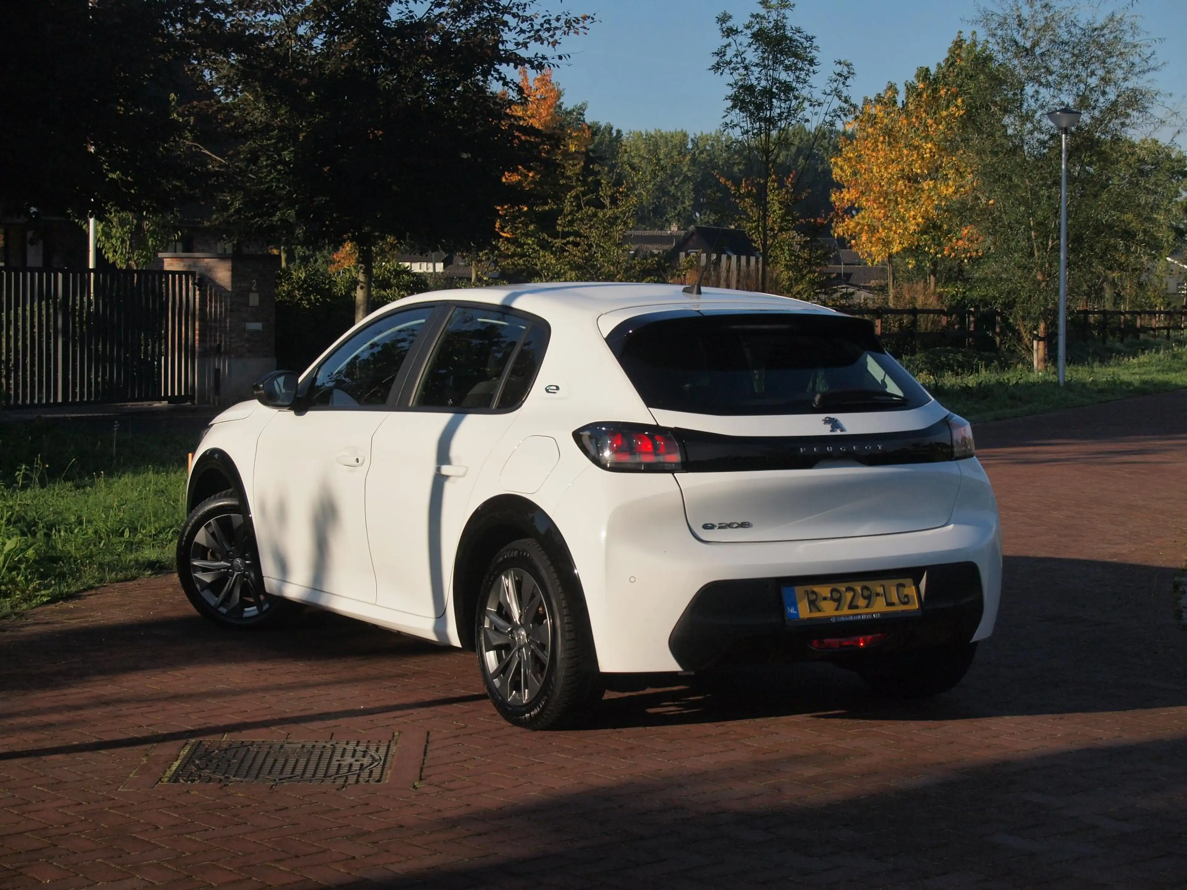 Peugeot e-208 EV Pack 50 kWh | Apple Carplay | Parkeersensoren | — photo 2