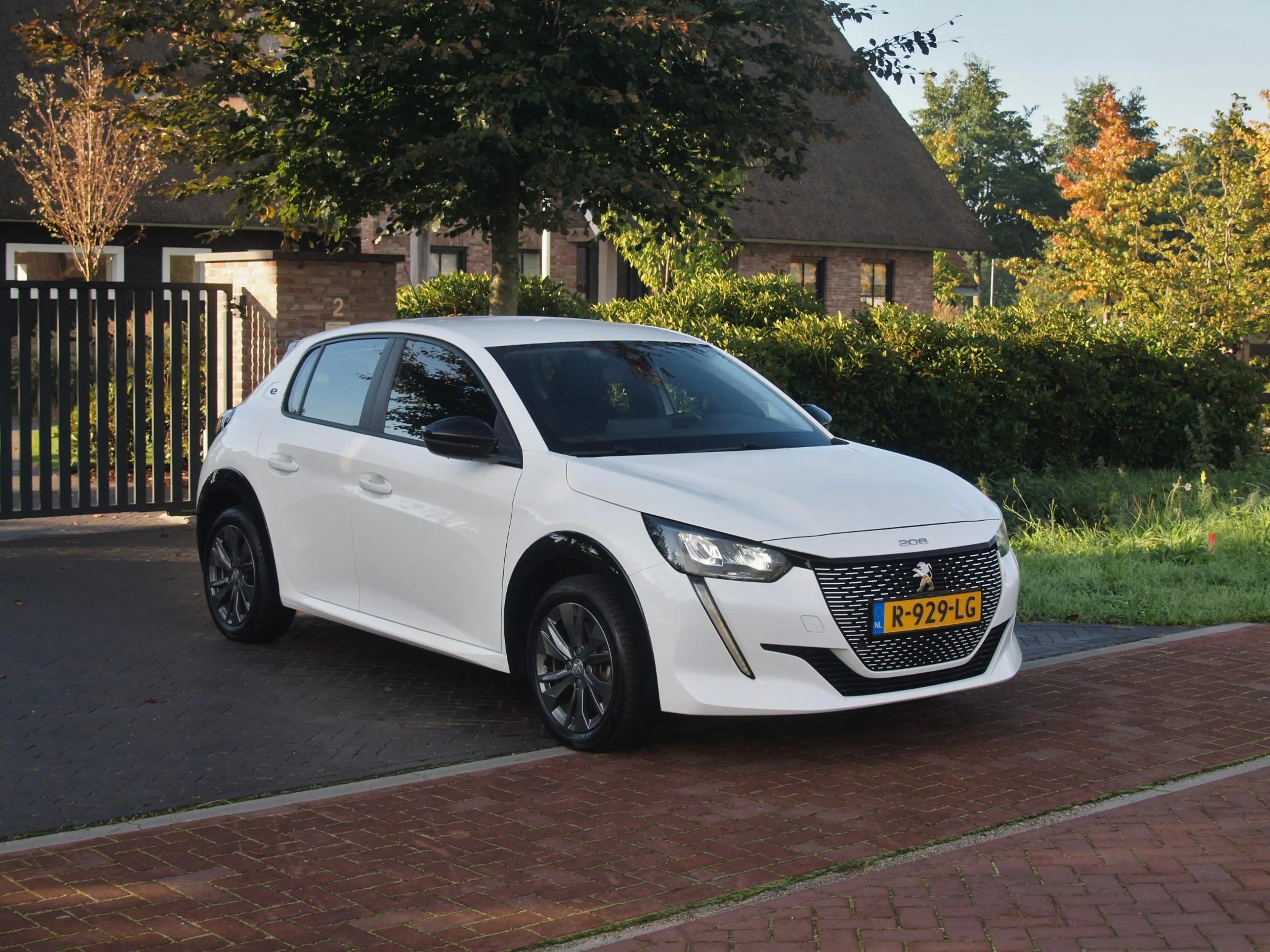 Peugeot e-208 EV Pack 50 kWh | Apple Carplay | Parkeersensoren | — photo 4