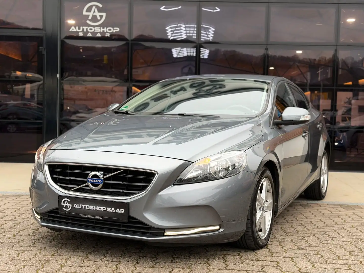 Volvo V40 You! Automatik/CAM/NAVI/SHZ Grau - 1