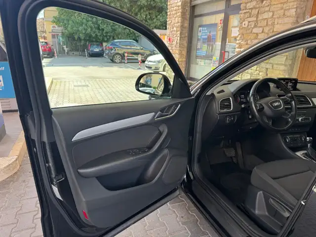 Audi Q3 view 8
