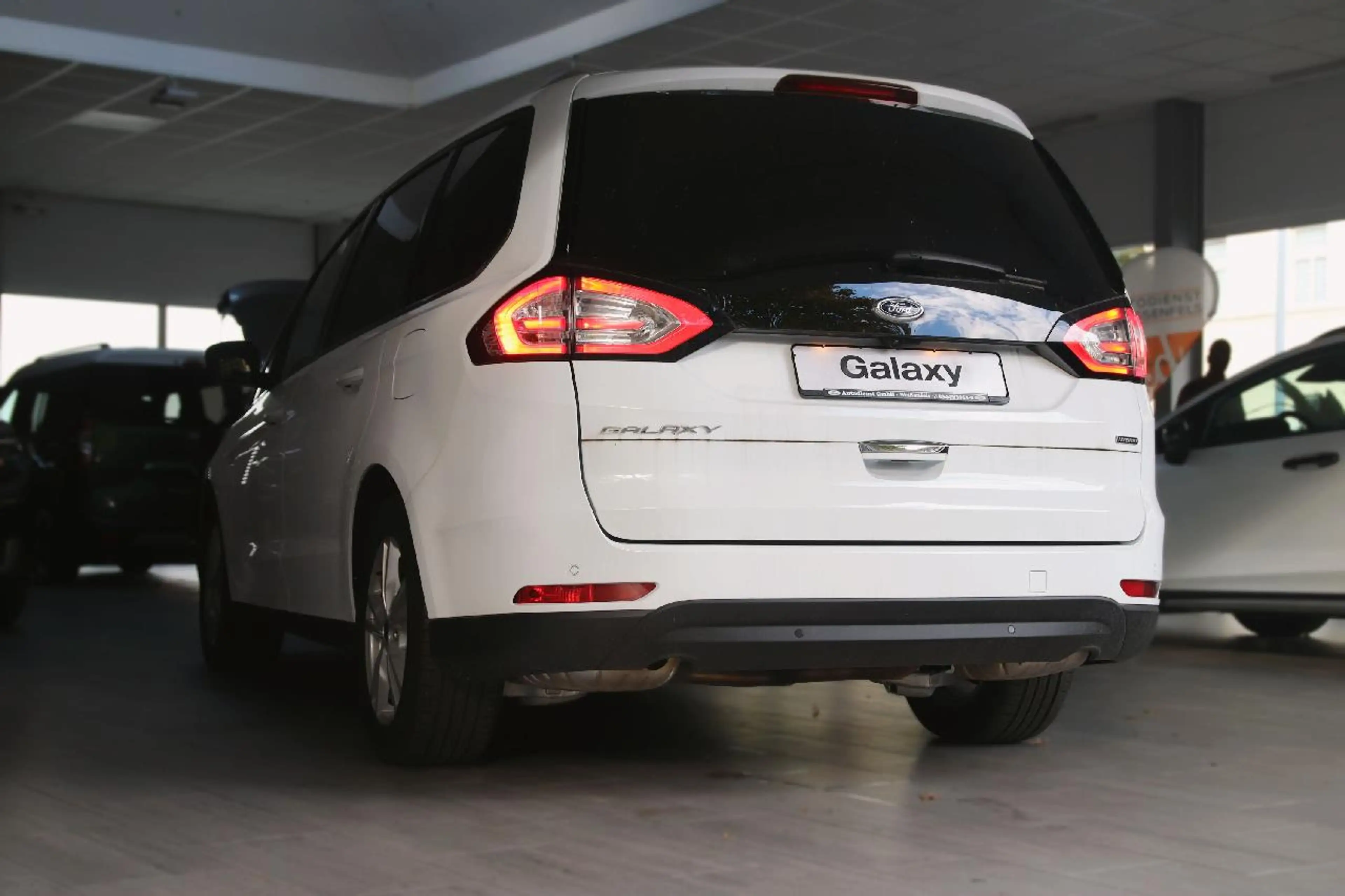 Ford Galaxy Hybrid Titanium — photo 6