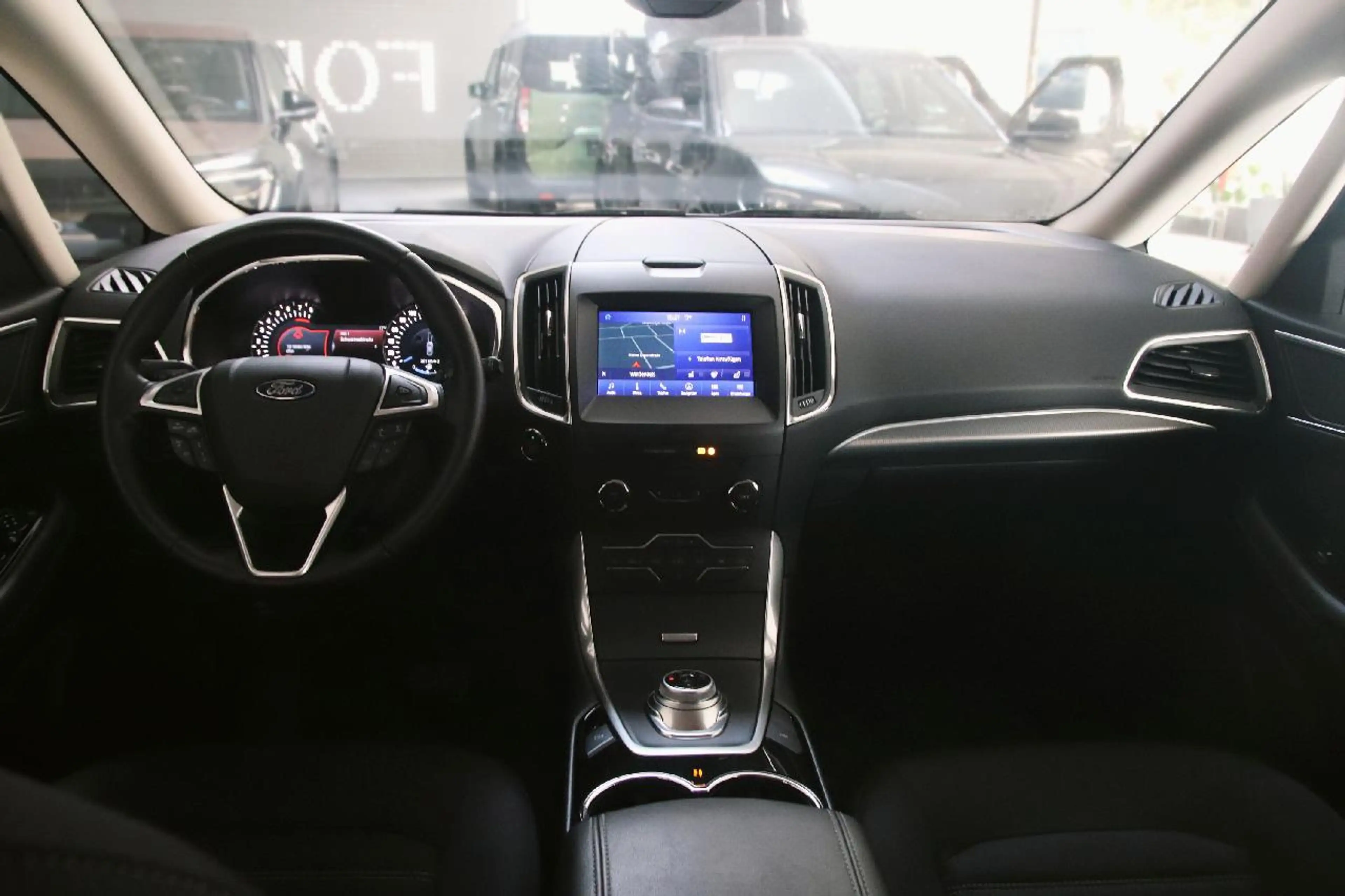 Ford Galaxy Hybrid Titanium — photo 9