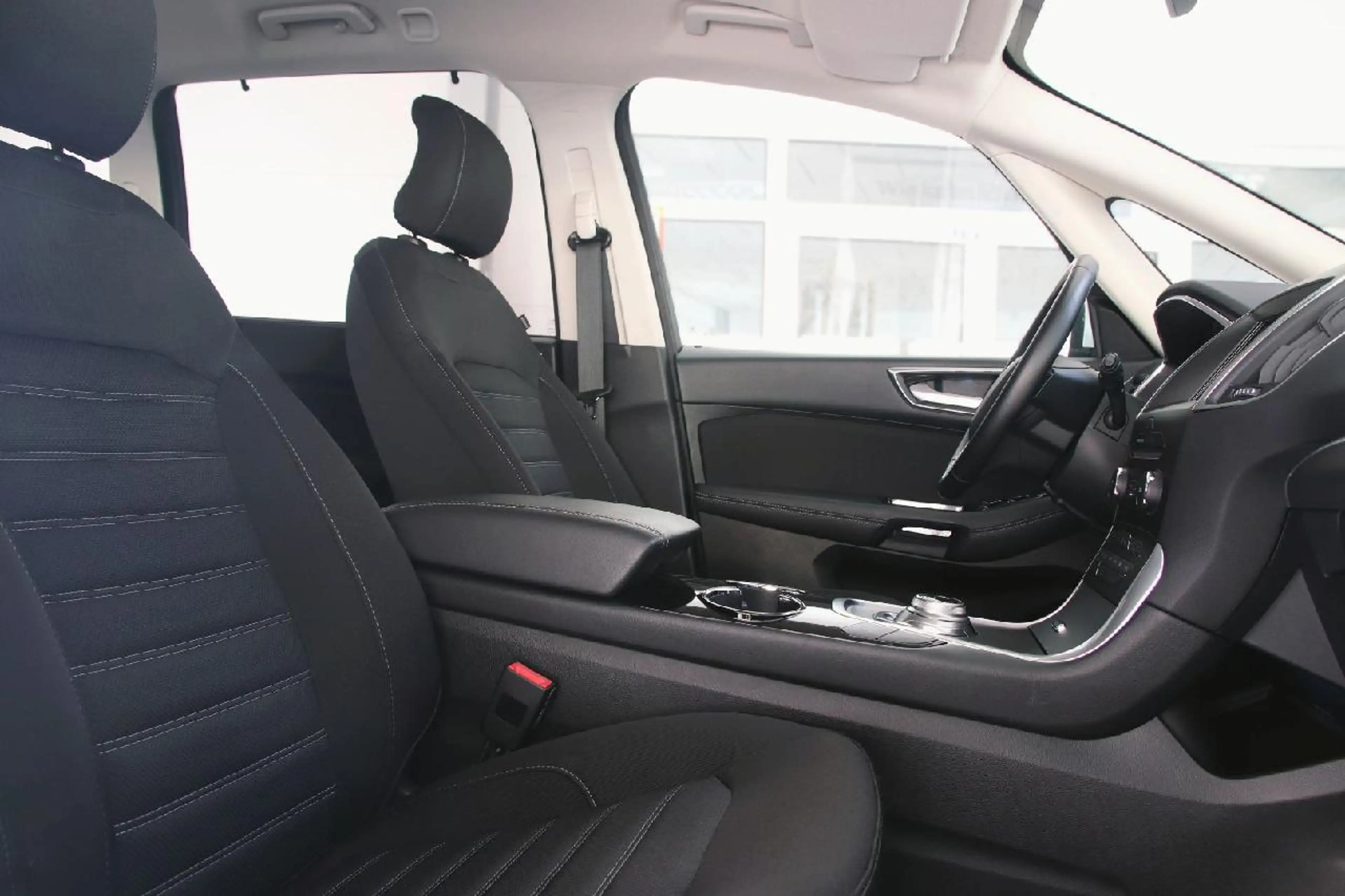 Ford Galaxy Hybrid Titanium — photo 12