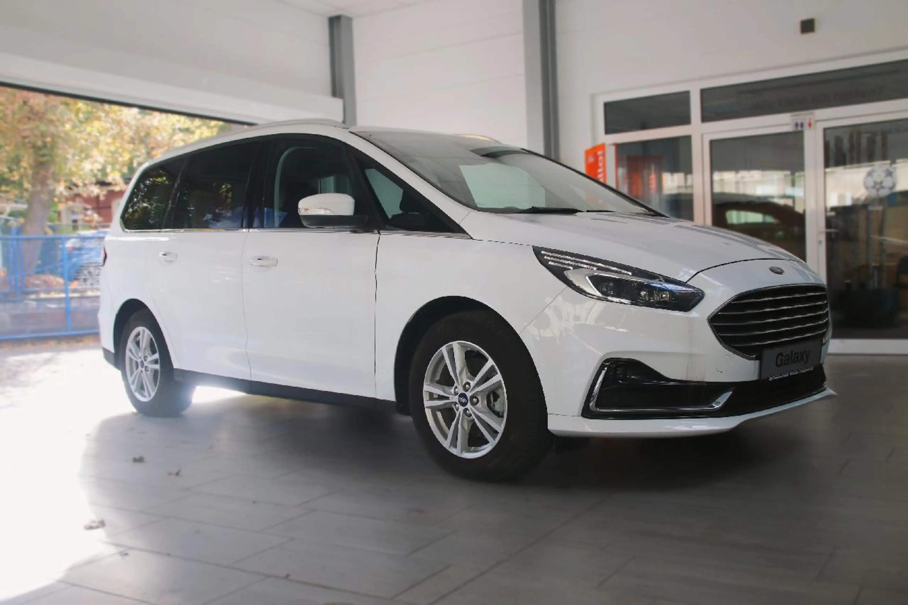 Ford Galaxy Hybrid Titanium — photo 3