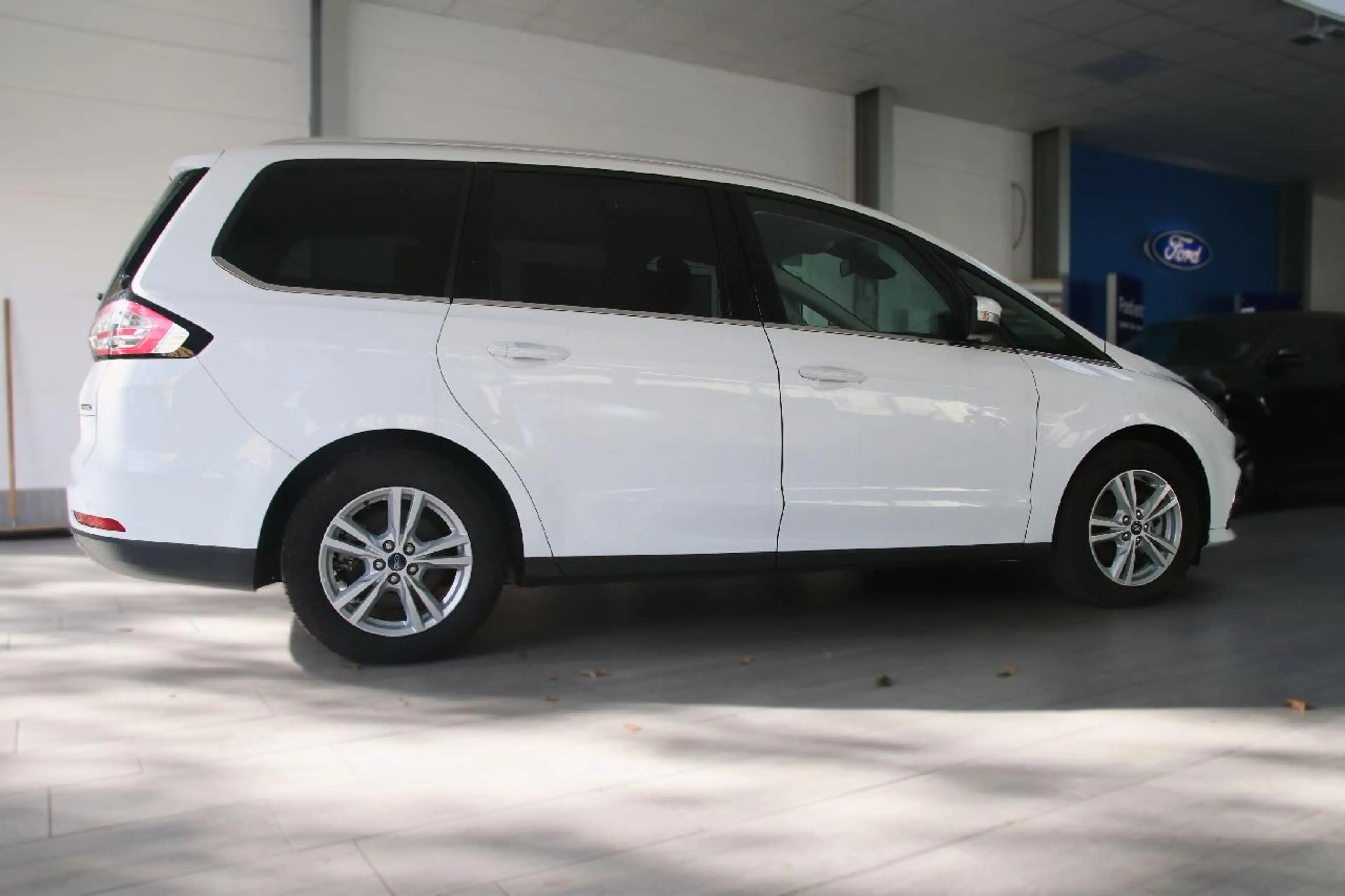 Ford Galaxy Hybrid Titanium — photo 4