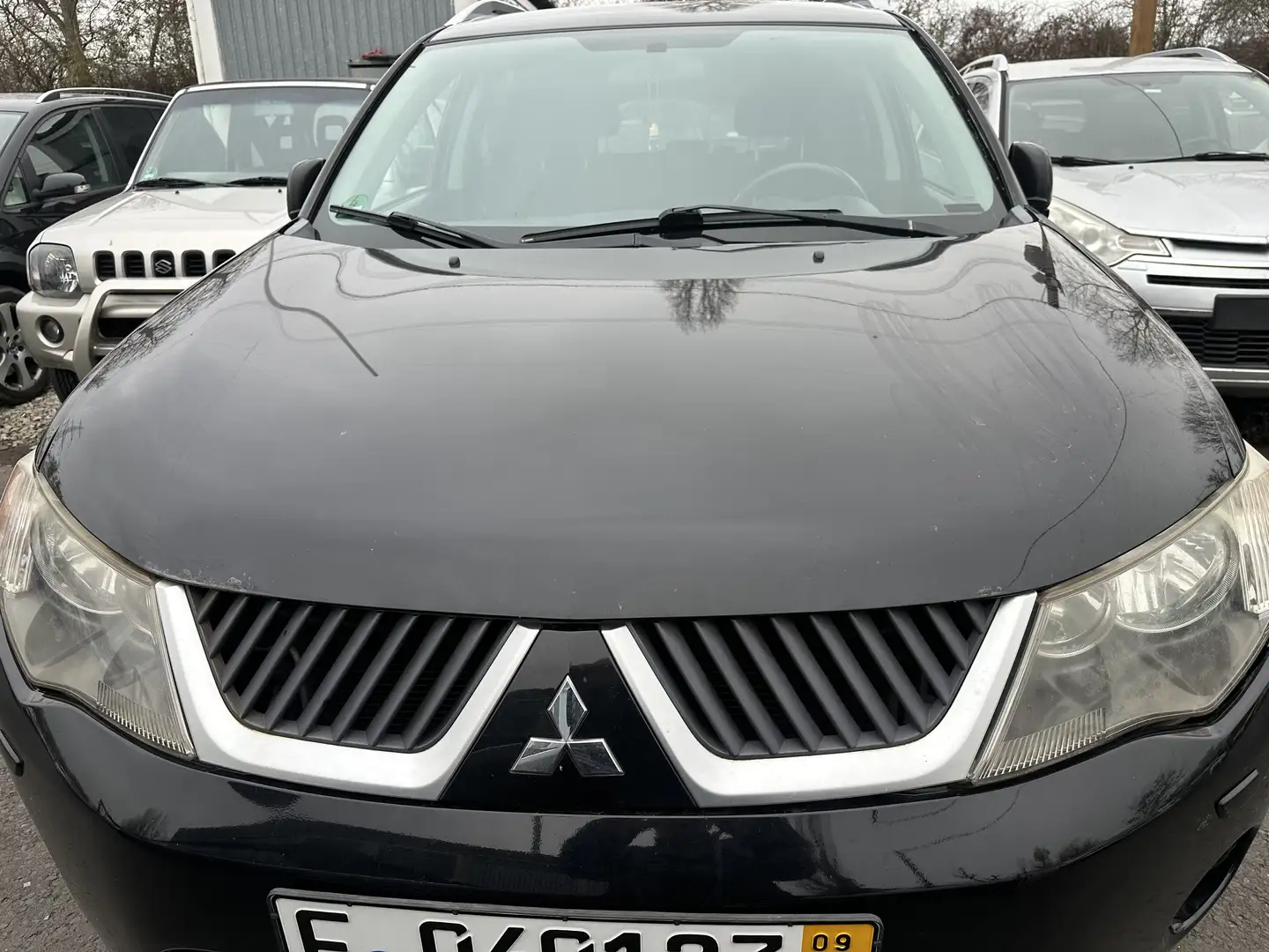 Mitsubishi Outlander 2.0 DI-D 4 x 4 7 PLÄTZE KLIMA NAVI ALU TÜV Schwarz - 2