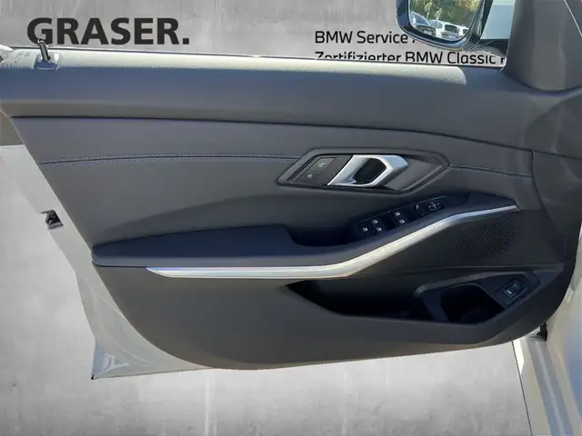BMW 3 Series view 11