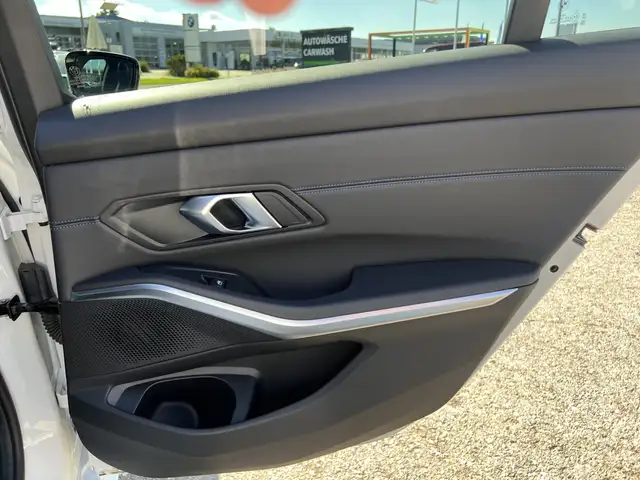 BMW 3 Series view 14