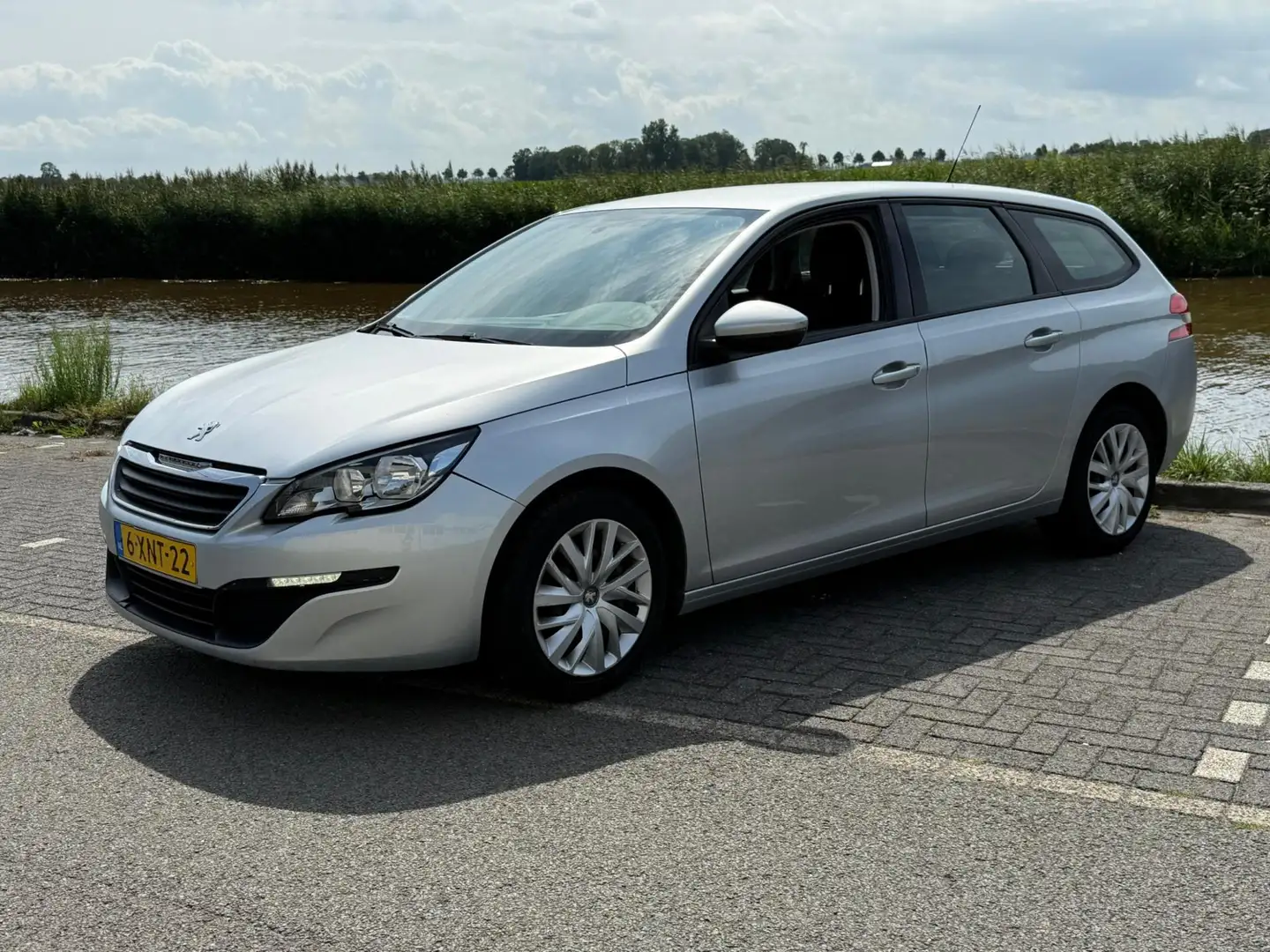 Peugeot 308 SW 1.2 e-THP Blue Lease Gris - 2