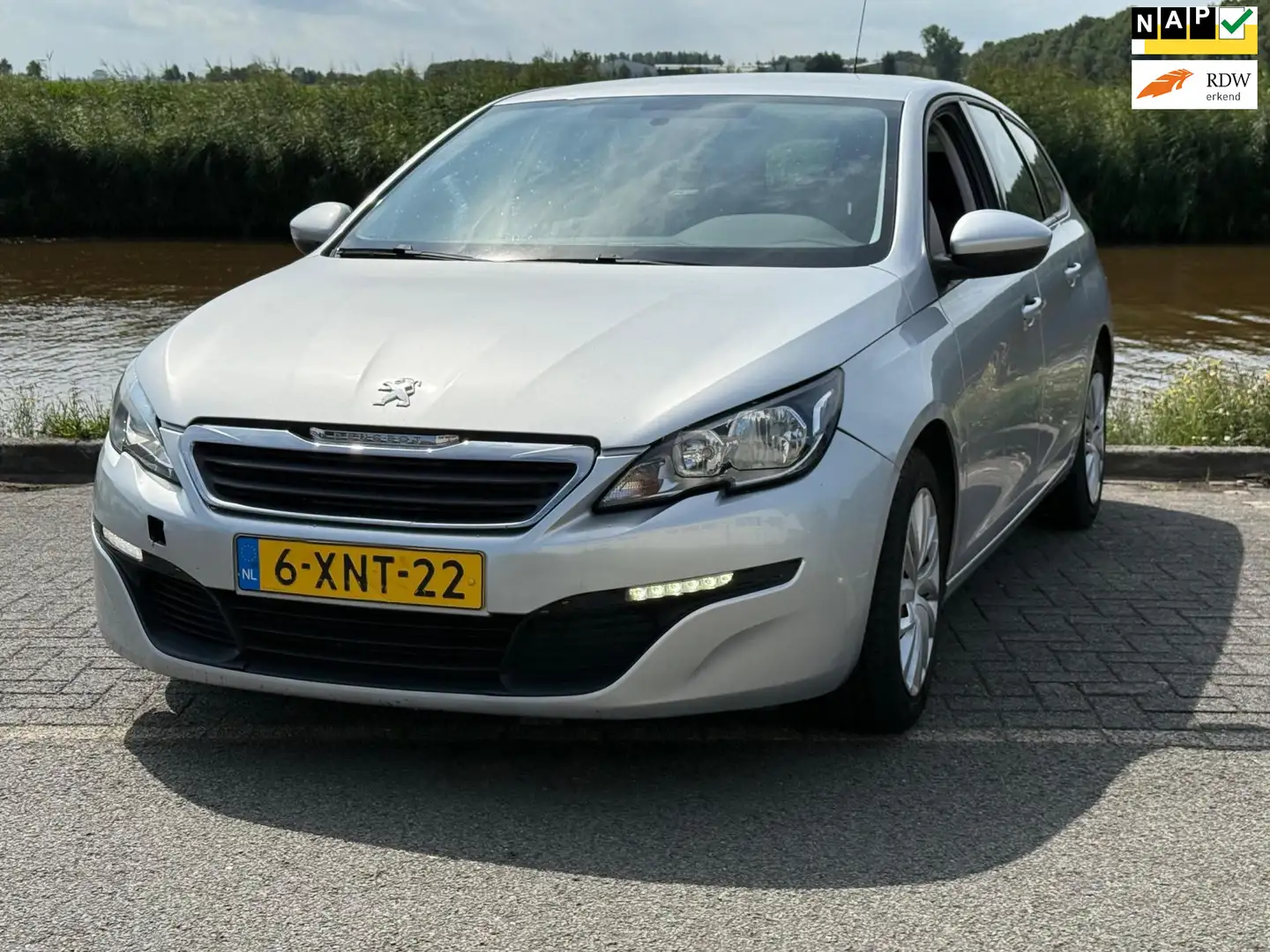 Peugeot 308 SW 1.2 e-THP Blue Lease Gris - 1