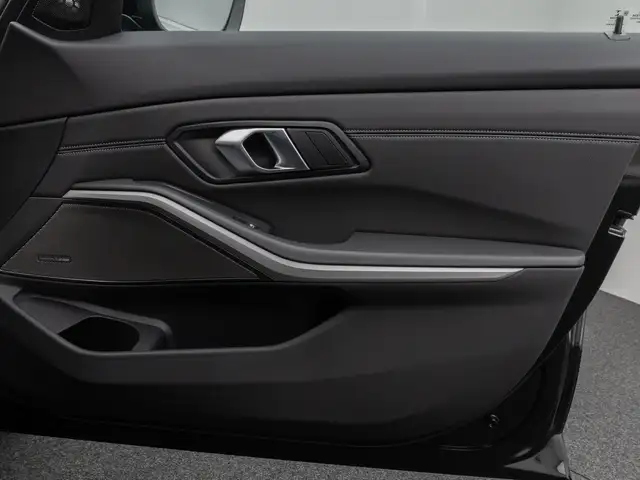 BMW 3 Series view 30