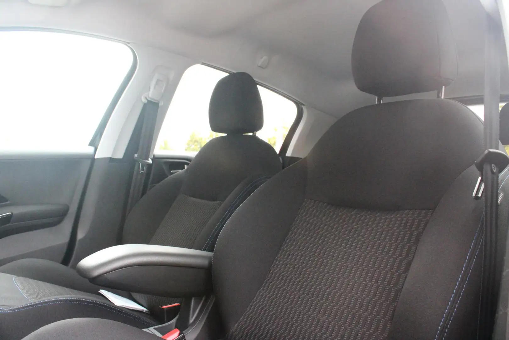 Peugeot 208 1.2 110PK AUTOMAAT SIGNATURE | NAVIGATIE | APPLE C Zwart - 2