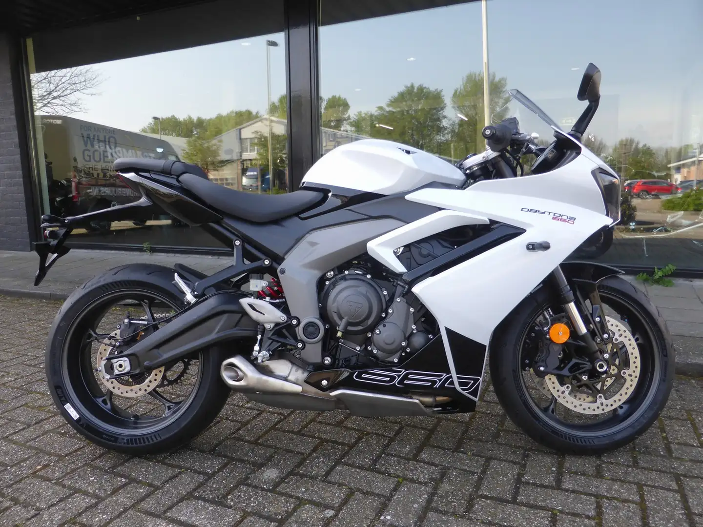 Triumph Daytona 660 nu met 750,- gratis accessoires. Negro - 1