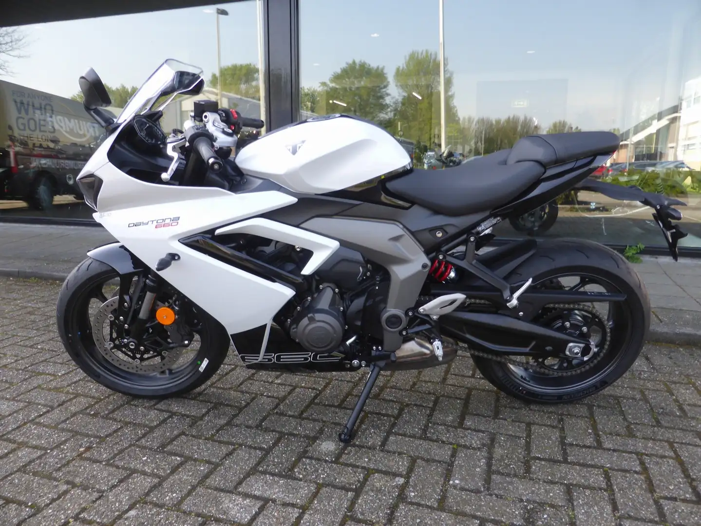 Triumph Daytona 660 nu met 750,- gratis accessoires. Negro - 2