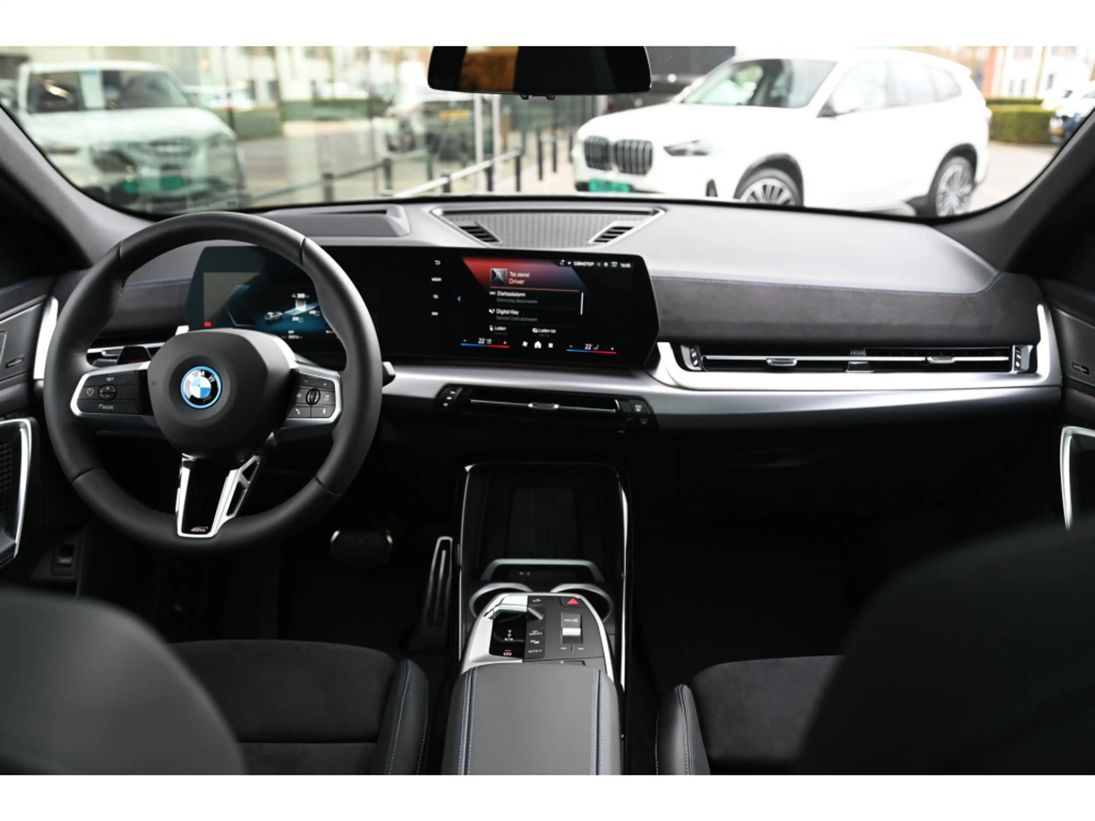BMW iX2 eDrive20 M Sport / Panoramadak / Trekhaak / M Spor — photo 2