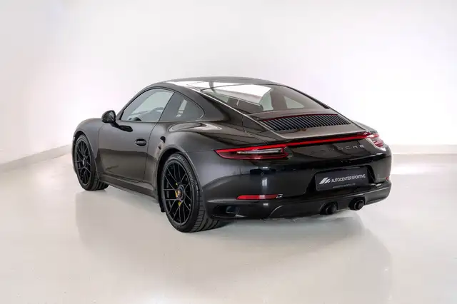 Porsche 911 view 6