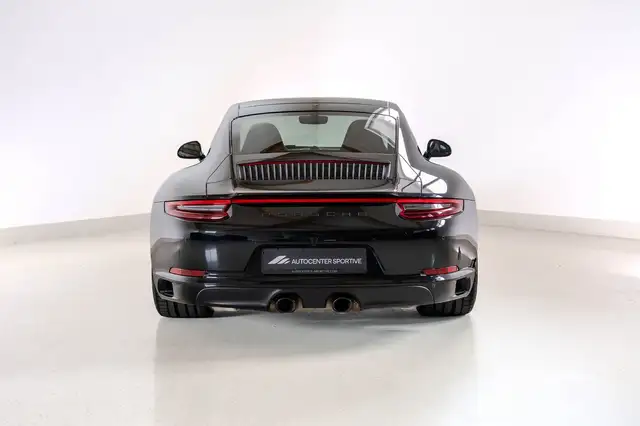 Porsche 911 view 5