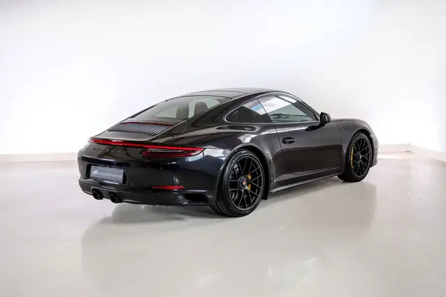 Porsche 911 view 4