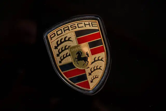 Porsche 911 view 8