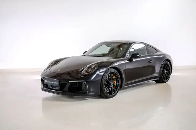 Porsche 911 view 3