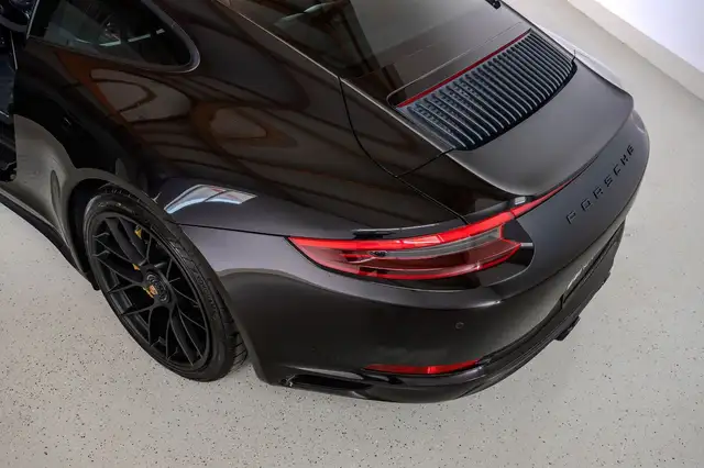 Porsche 911 view 11