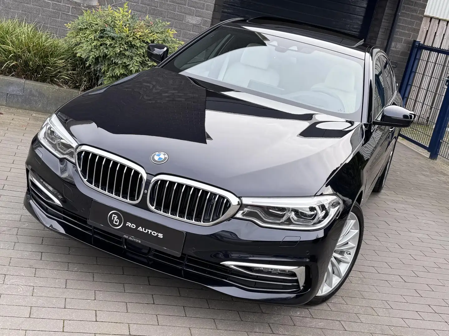 BMW 530 5-serie 530e iPerformance High Executive Individua Zwart - 2