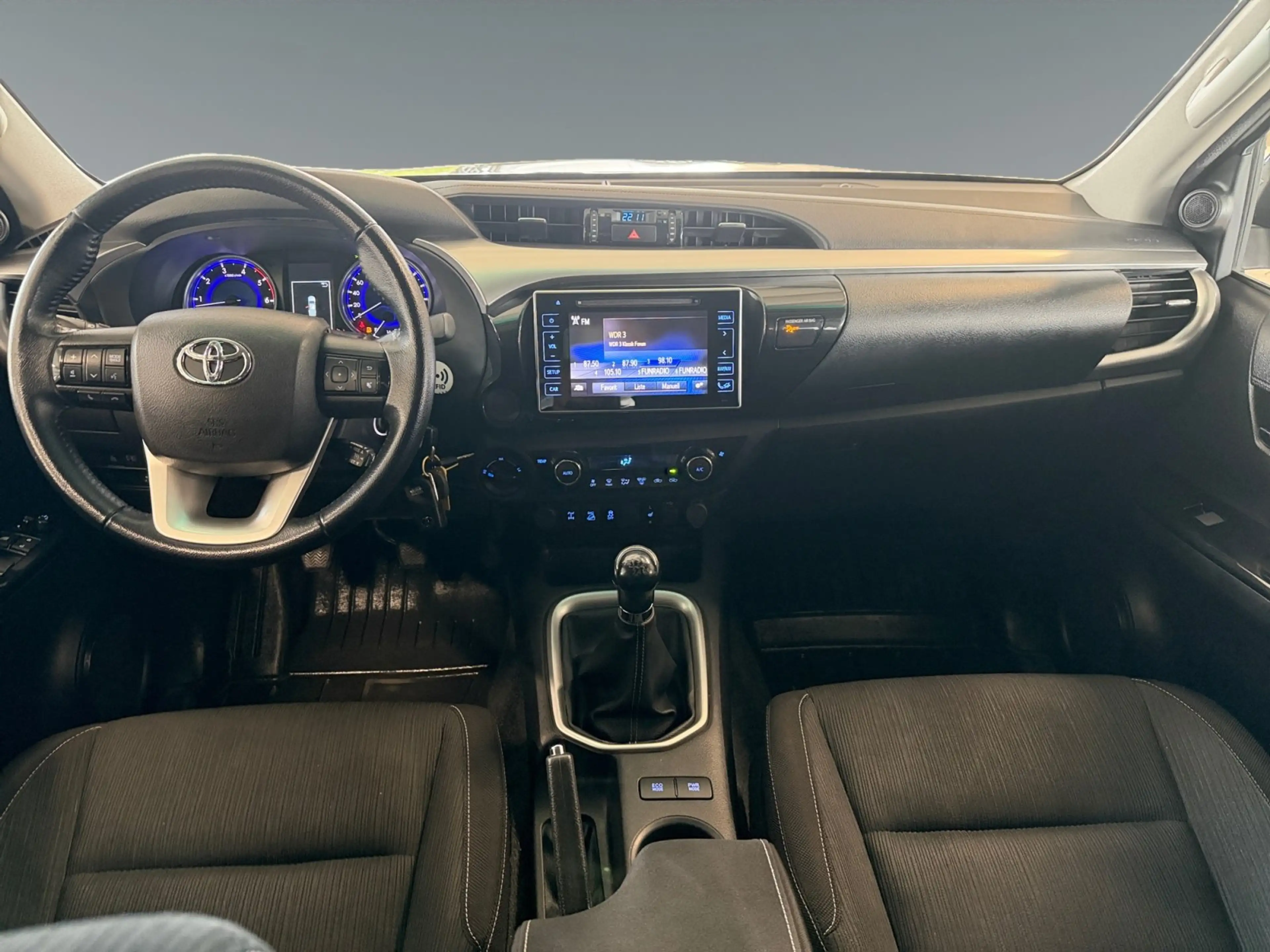 Toyota Hilux 2.4 D 4x4 DoubleCap Hardtop +AHK+Kamera+ — photo 11