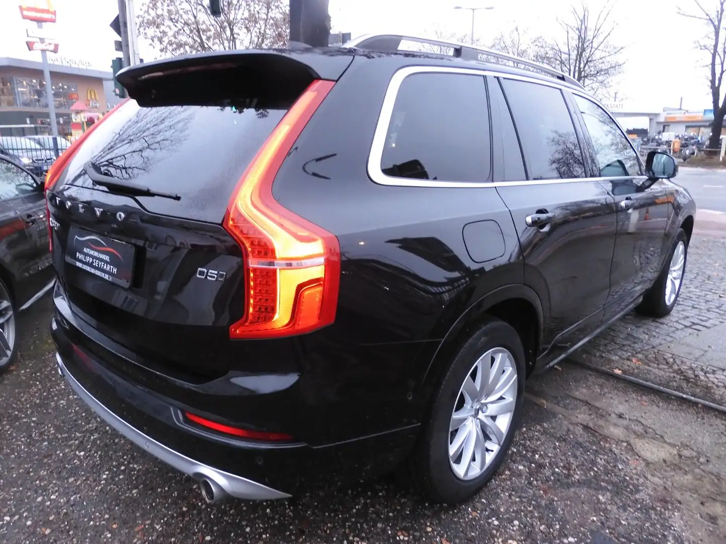 Volvo XC90 D5 AWD Momentum*VOLLAUSSTATTUNG*7-SITZER* Černá - 2