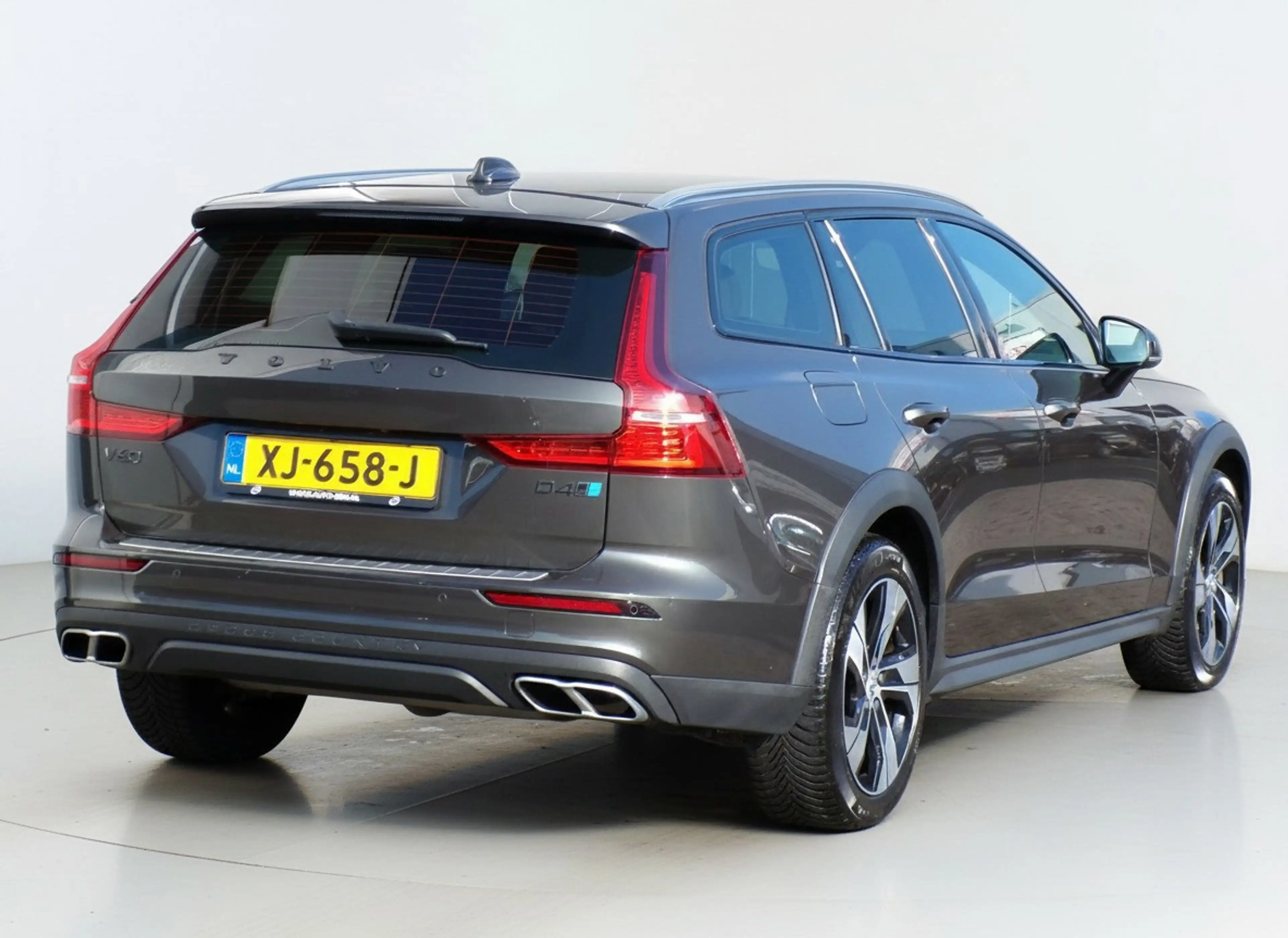 Volvo V60 Cross Country 2.0 D4 AWD Intro Edition|Nav|Cam|ACC — photo 3